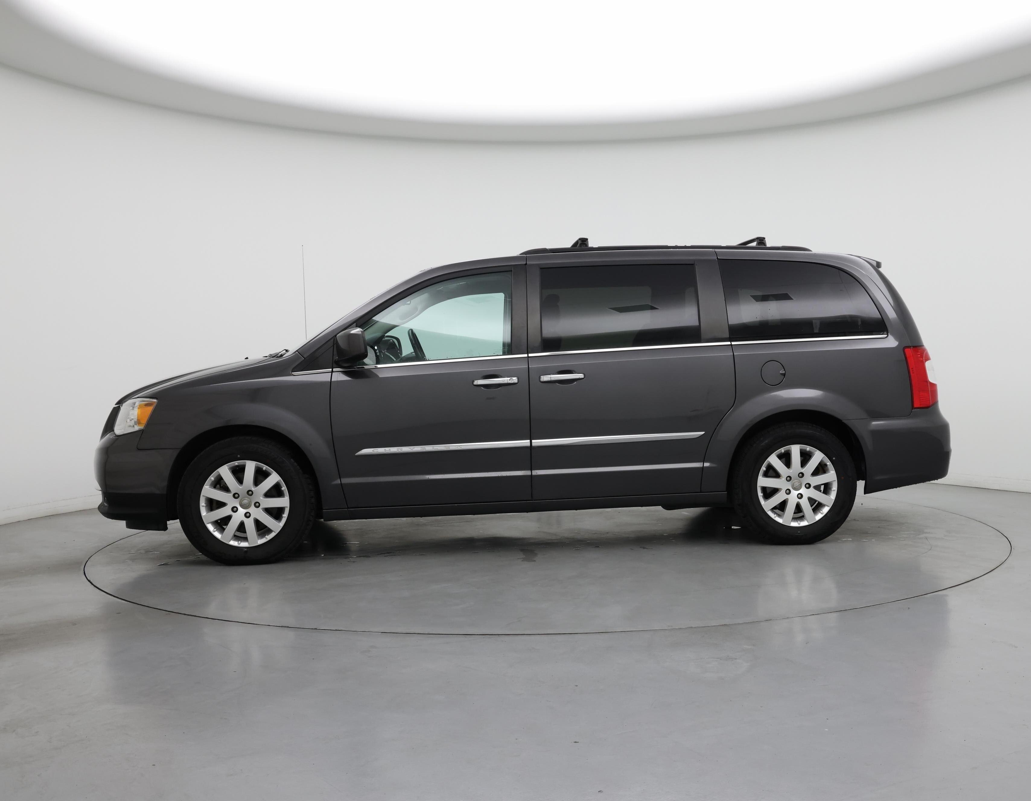 Thumbnail: 2016 Chrysler Town & Country - 3