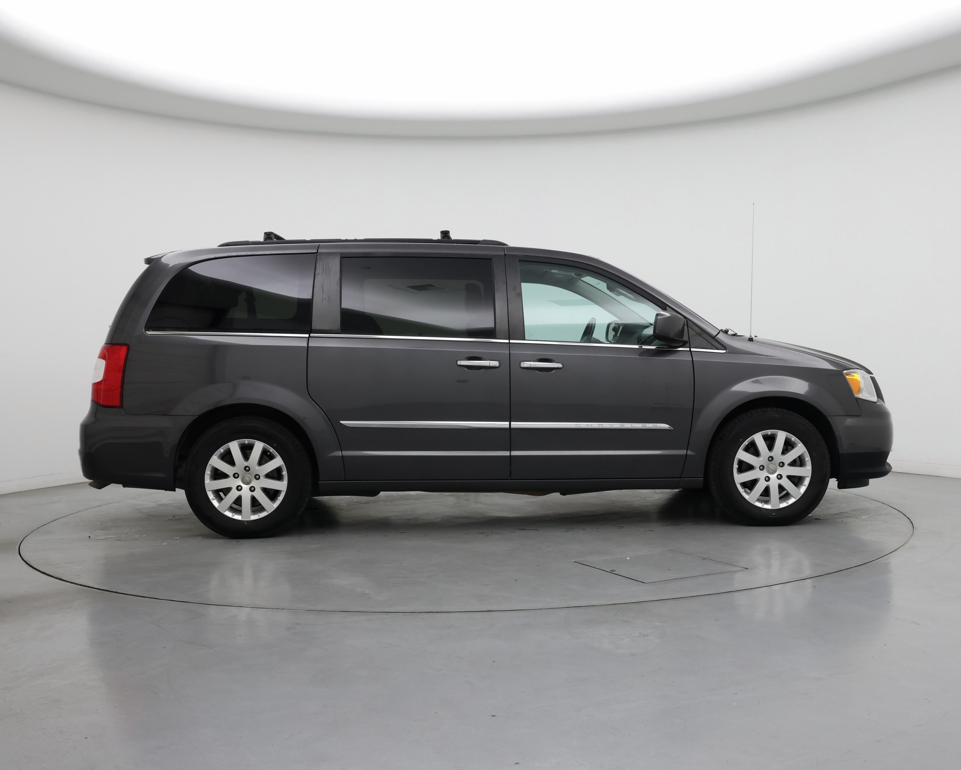 Thumbnail: 2016 Chrysler Town & Country - 7