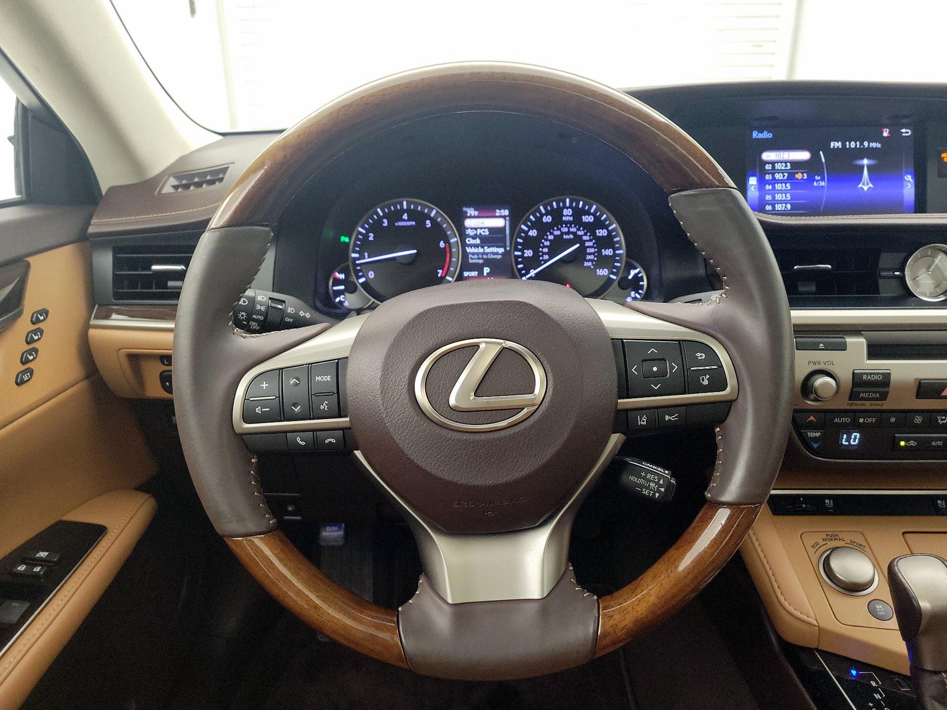 Thumbnail: 2016 Lexus ES - 10