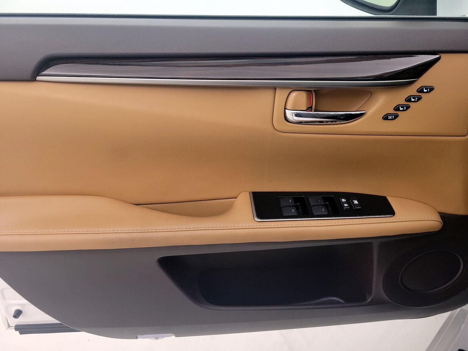 Thumbnail: 2016 Lexus ES - 12