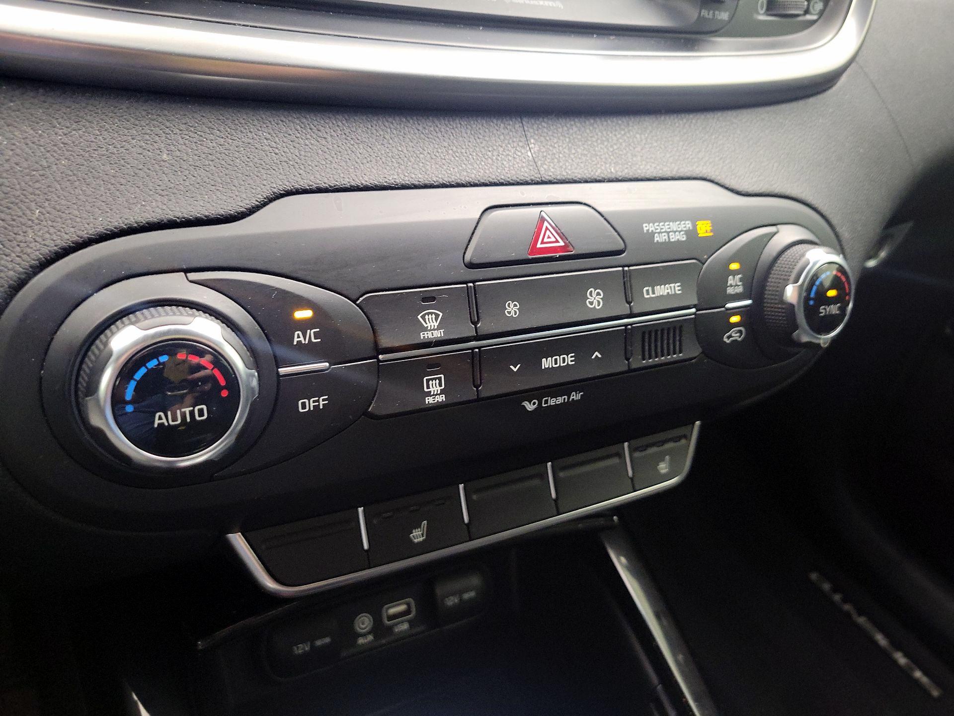 Thumbnail: 2016 Kia Sorento - 17