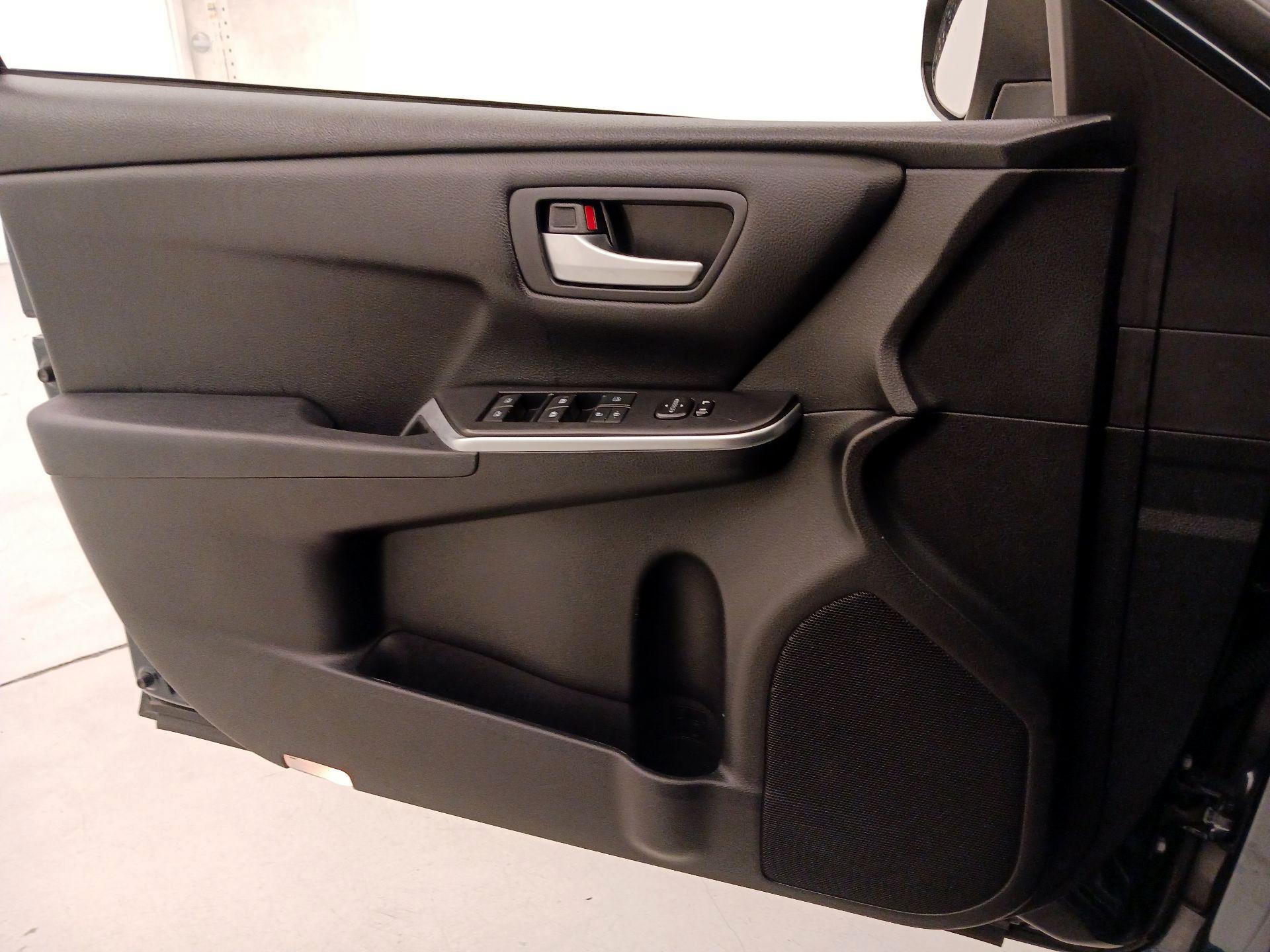 Thumbnail: 2016 Toyota Camry - 12