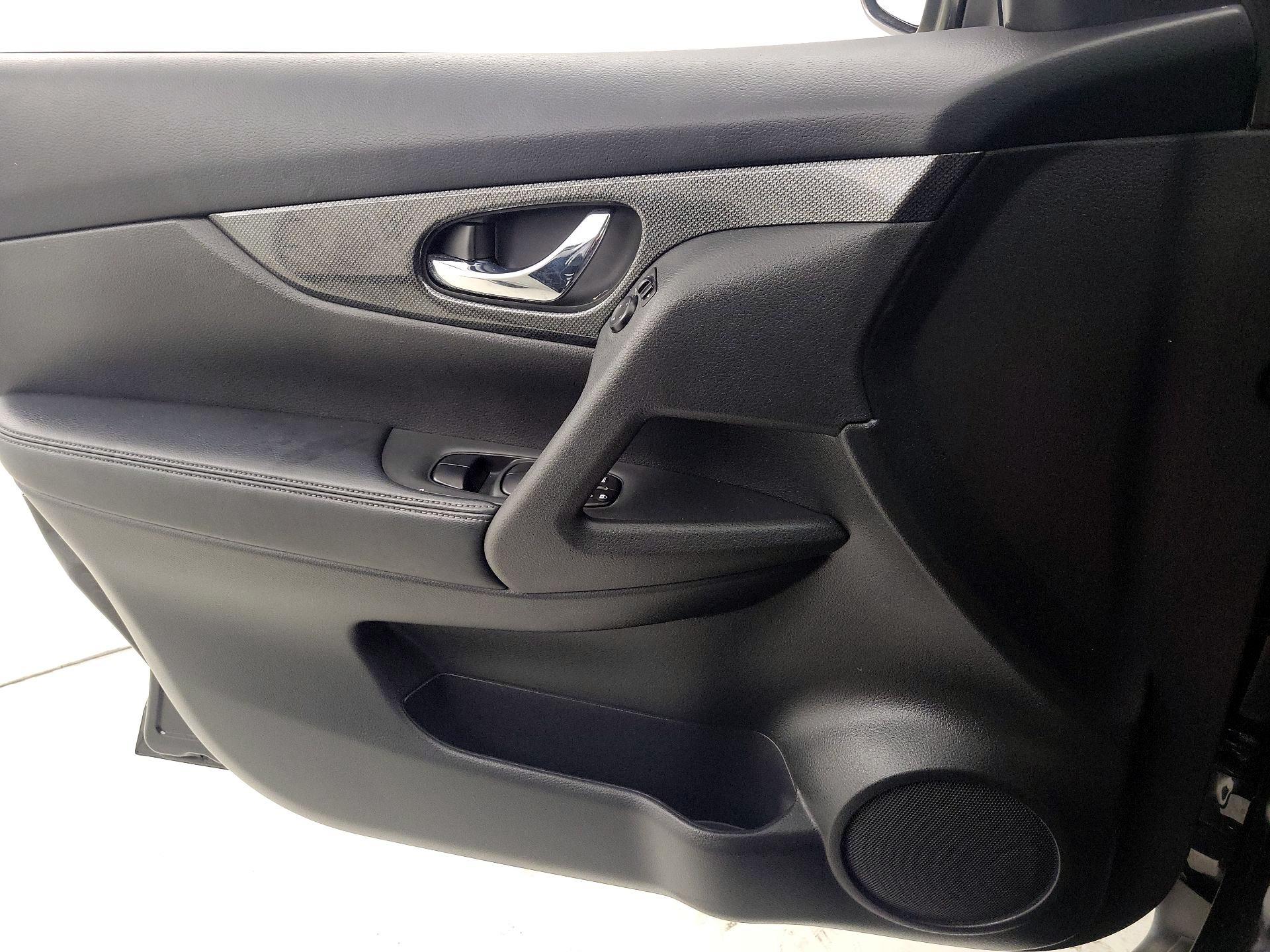 Thumbnail: 2016 Nissan Rogue - 12