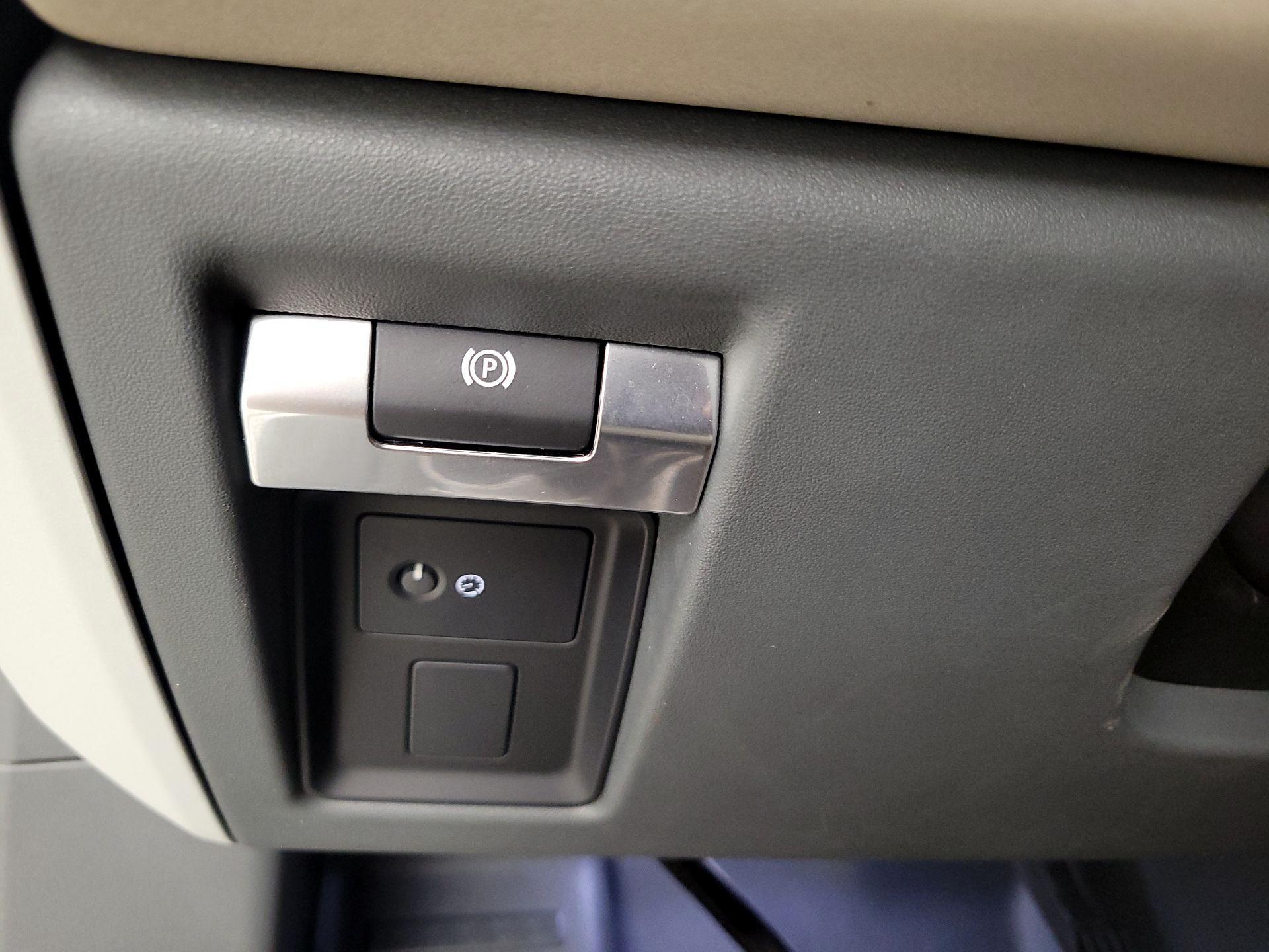 Thumbnail: 2020 Land Rover Defender - 13