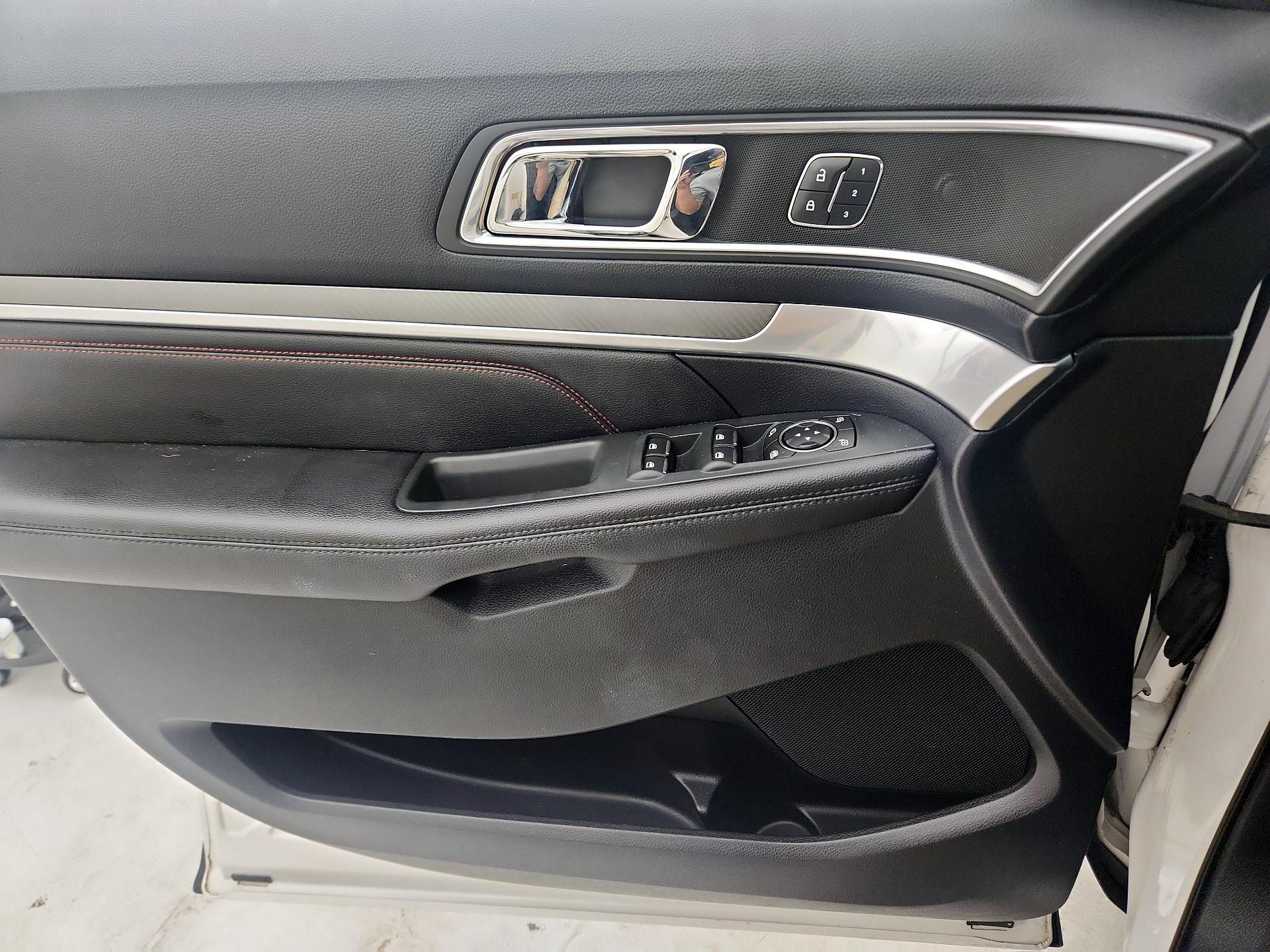Thumbnail: 2016 Ford Explorer - 12