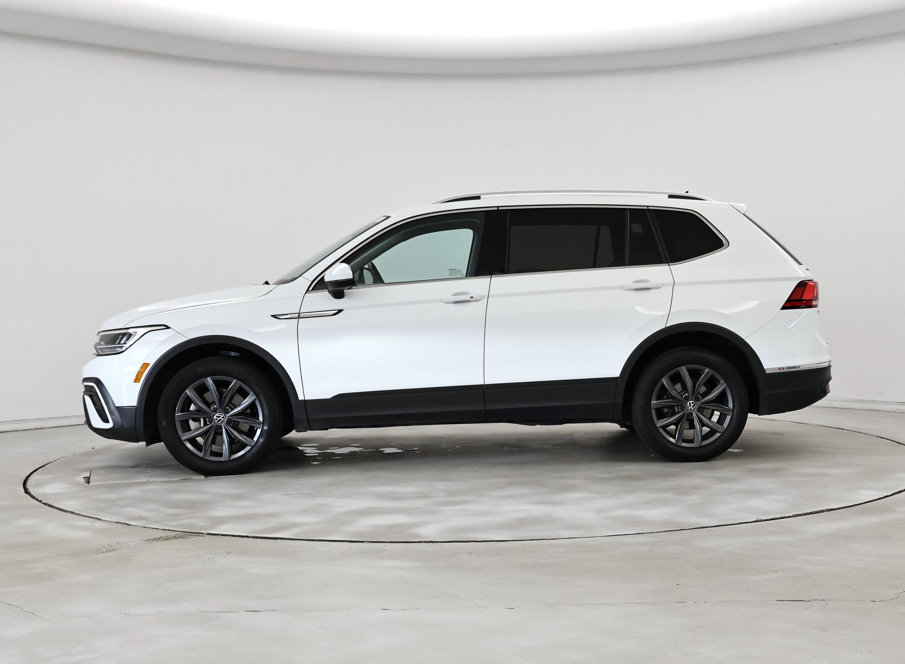 Thumbnail: 2022 Volkswagen Tiguan - 3