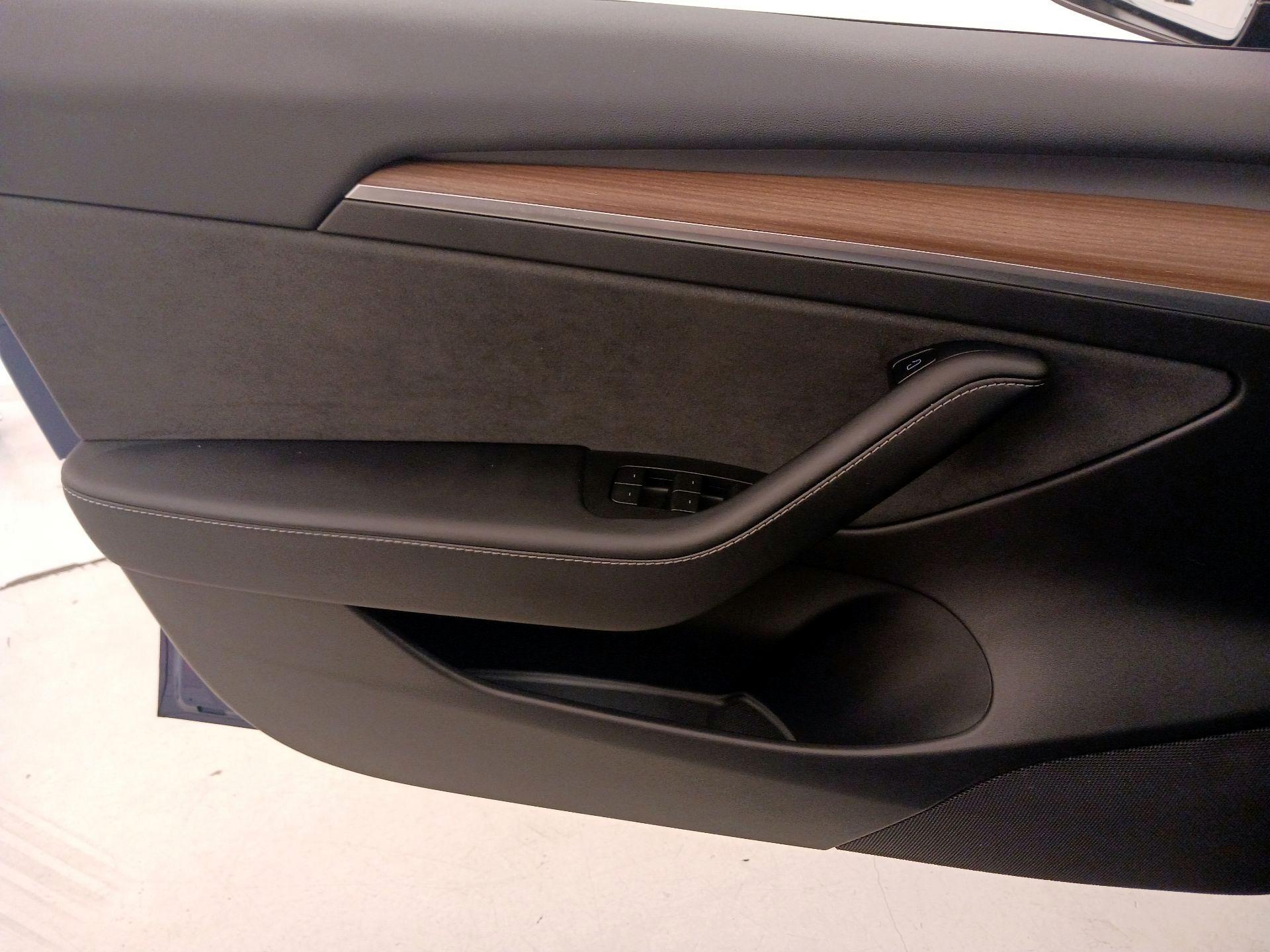 Thumbnail: 2022 Tesla Model 3 - 12