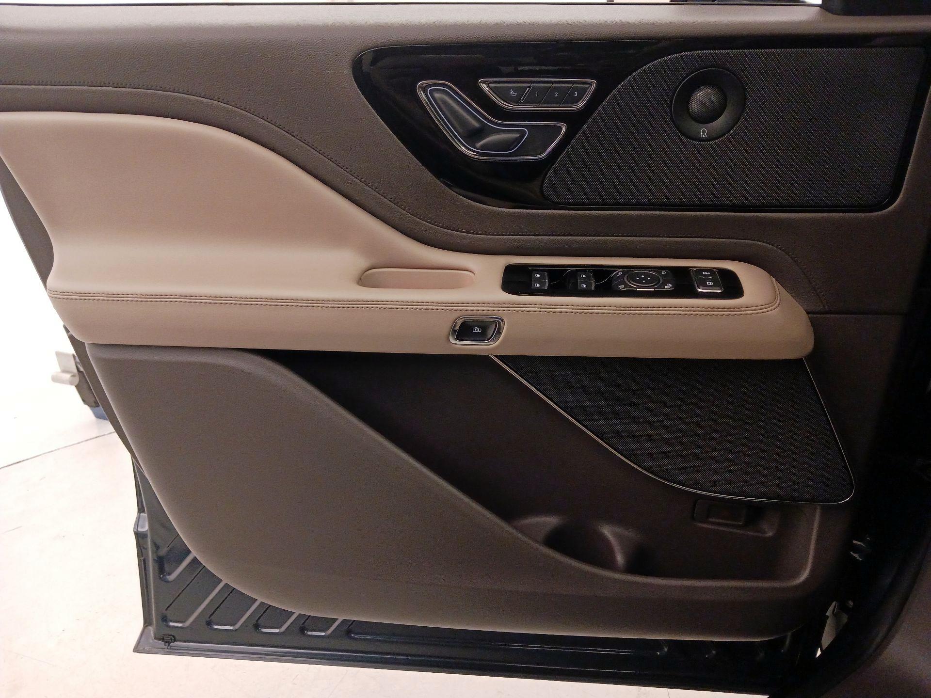 Thumbnail: 2021 Lincoln Aviator - 12