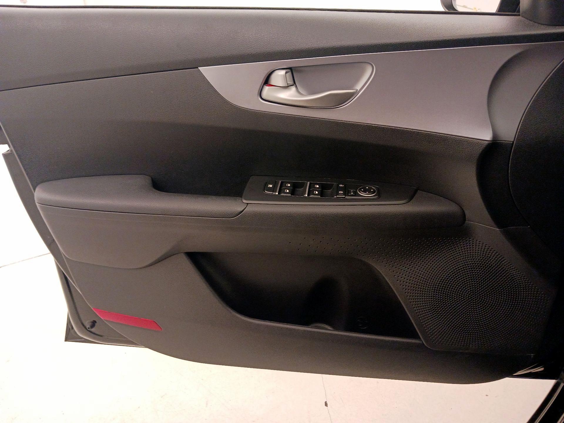 Thumbnail: 2022 Kia Forte - 12