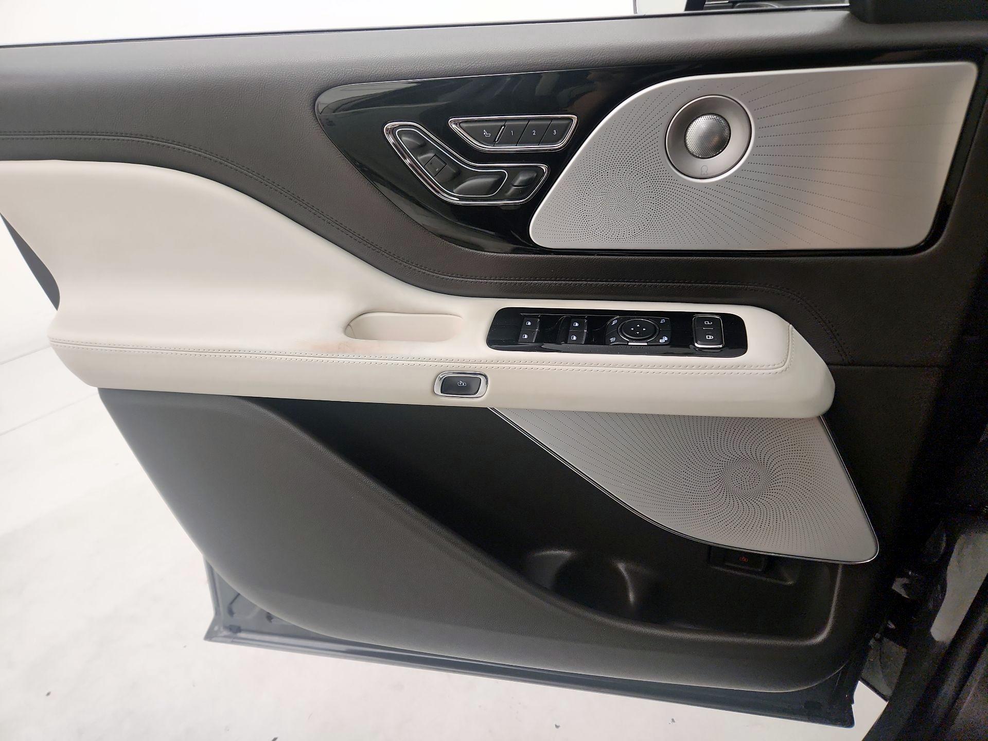 Thumbnail: 2020 Lincoln Aviator - 12