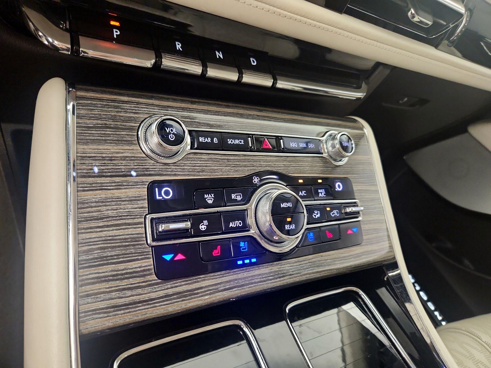 Thumbnail: 2020 Lincoln Aviator - 17