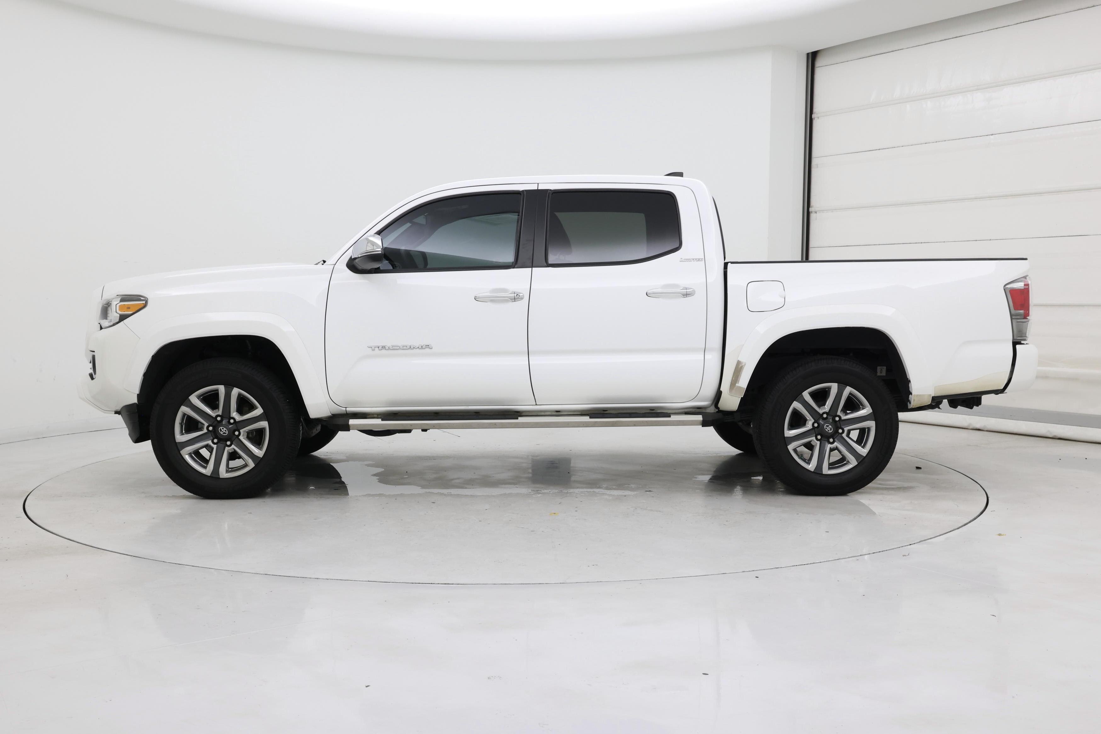Thumbnail: 2017 Toyota Tacoma - 3