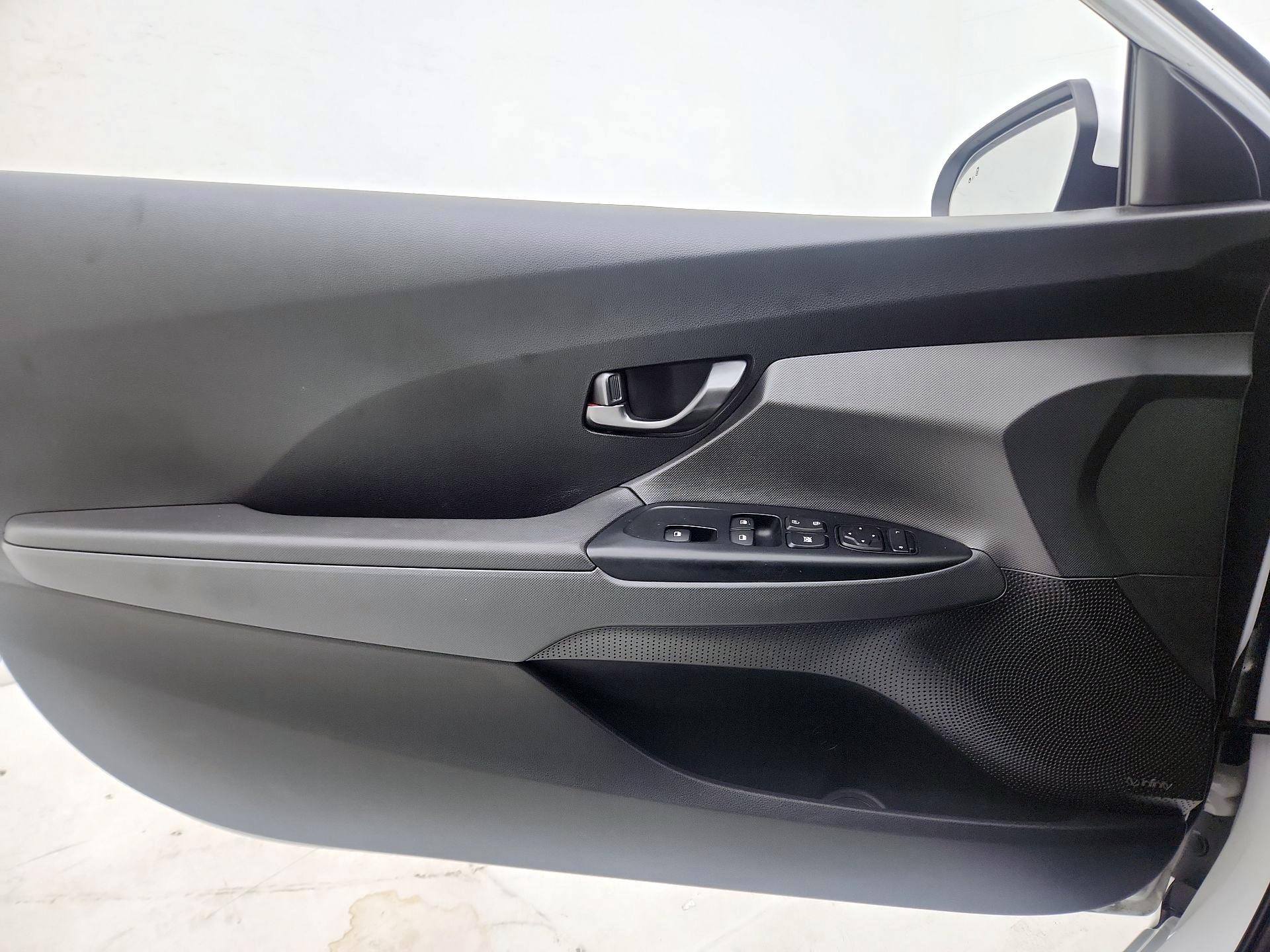 Thumbnail: 2019 Hyundai Veloster - 12