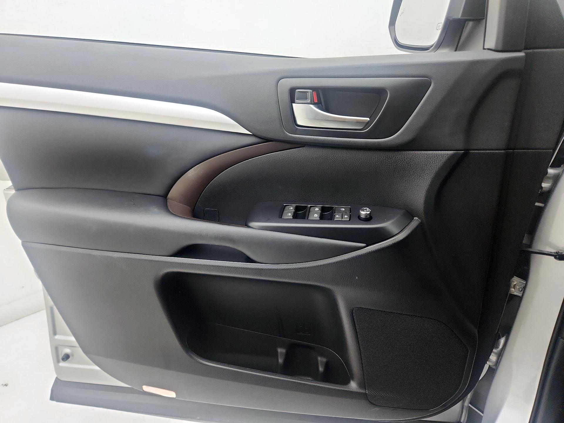 Thumbnail: 2019 Toyota Highlander - 12