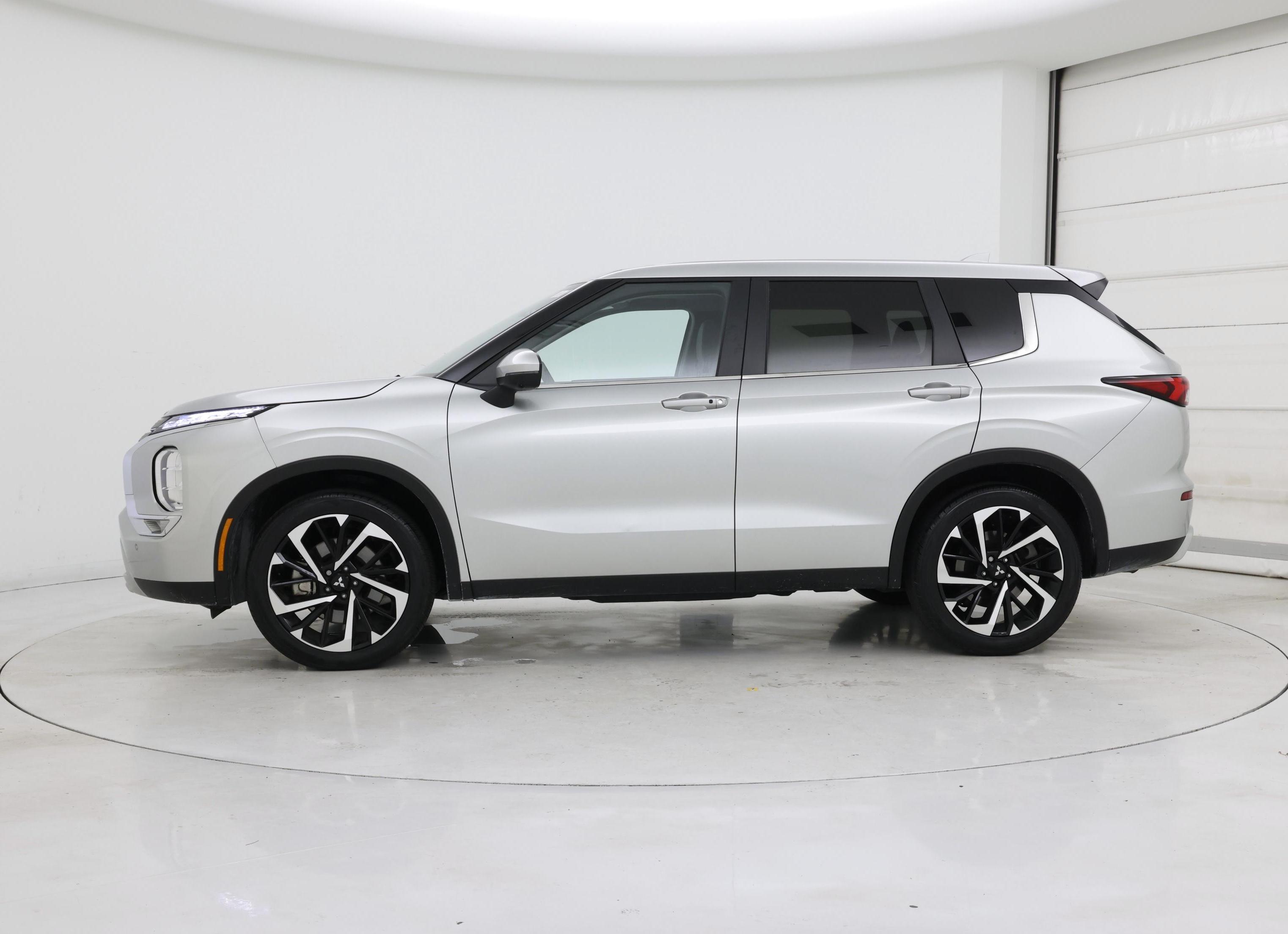 Thumbnail: 2024 Mitsubishi Outlander - 3