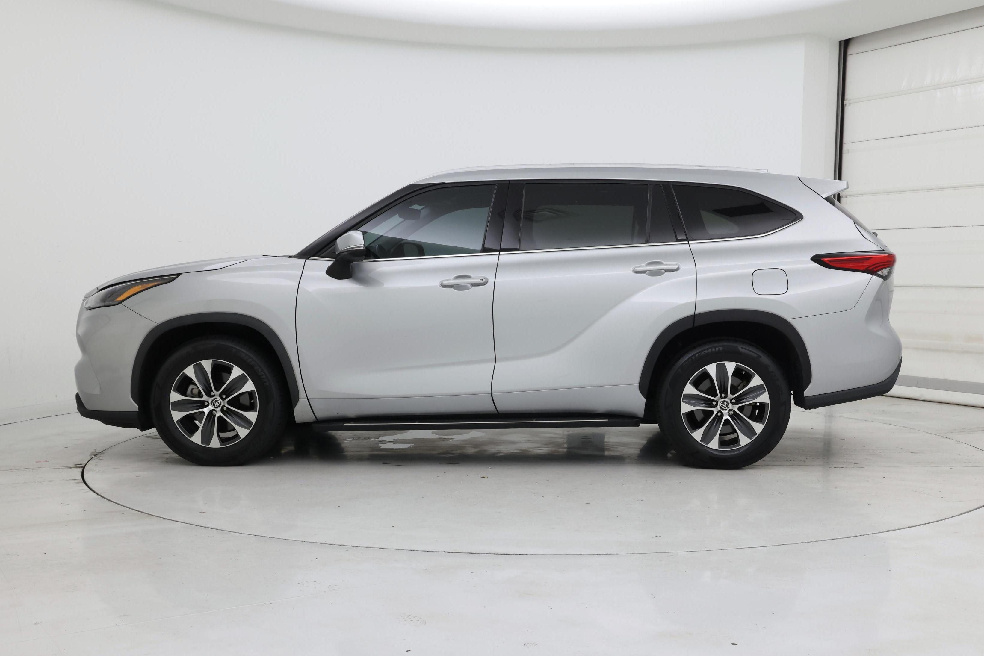 Thumbnail: 2022 Toyota Highlander - 3