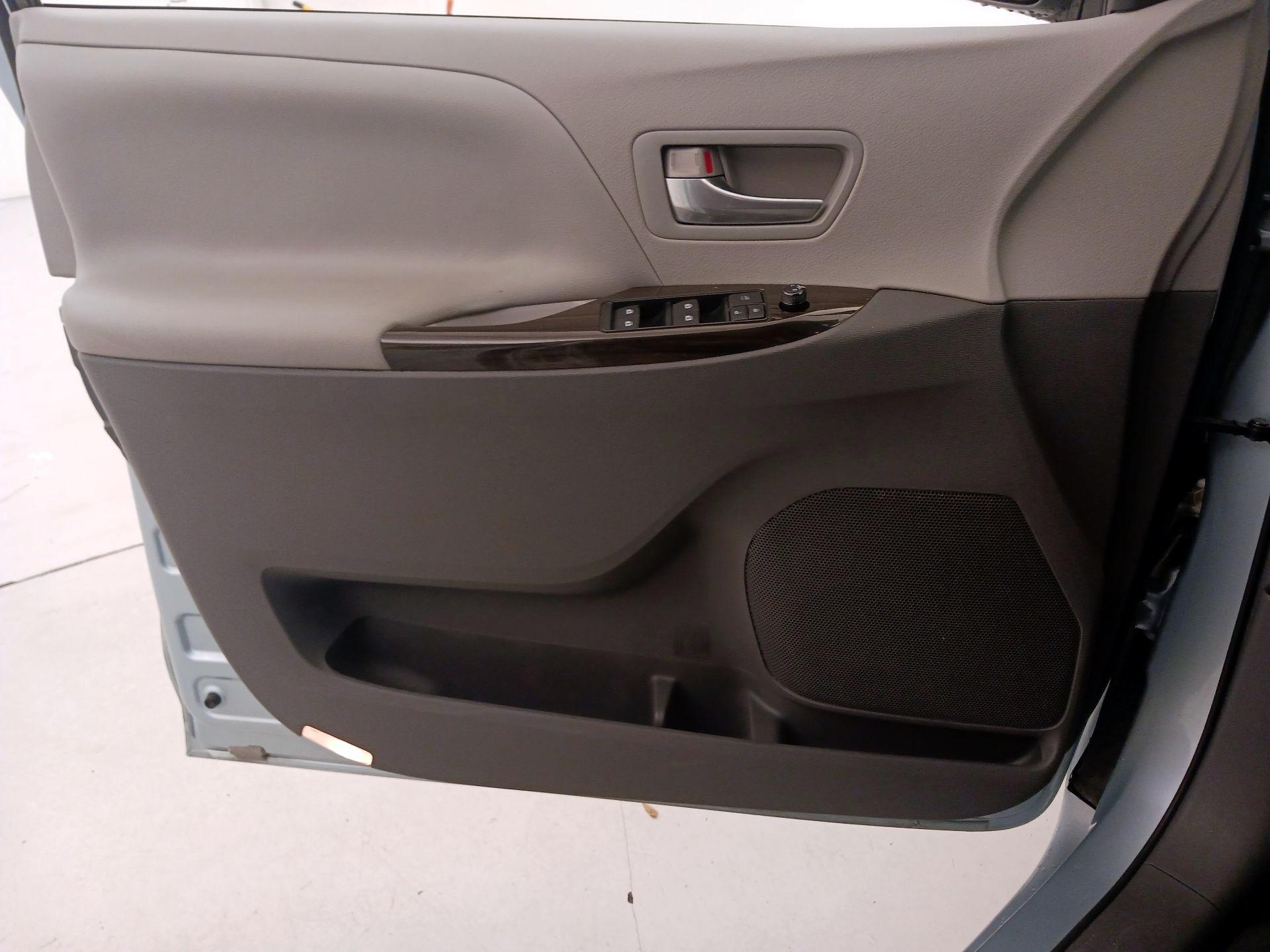 Thumbnail: 2015 Toyota Sienna - 12