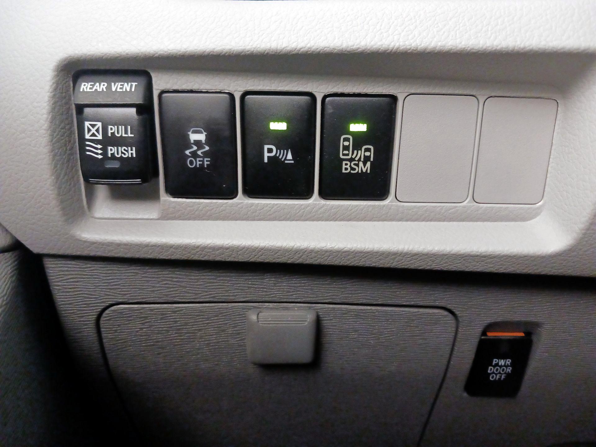 Thumbnail: 2015 Toyota Sienna - 13