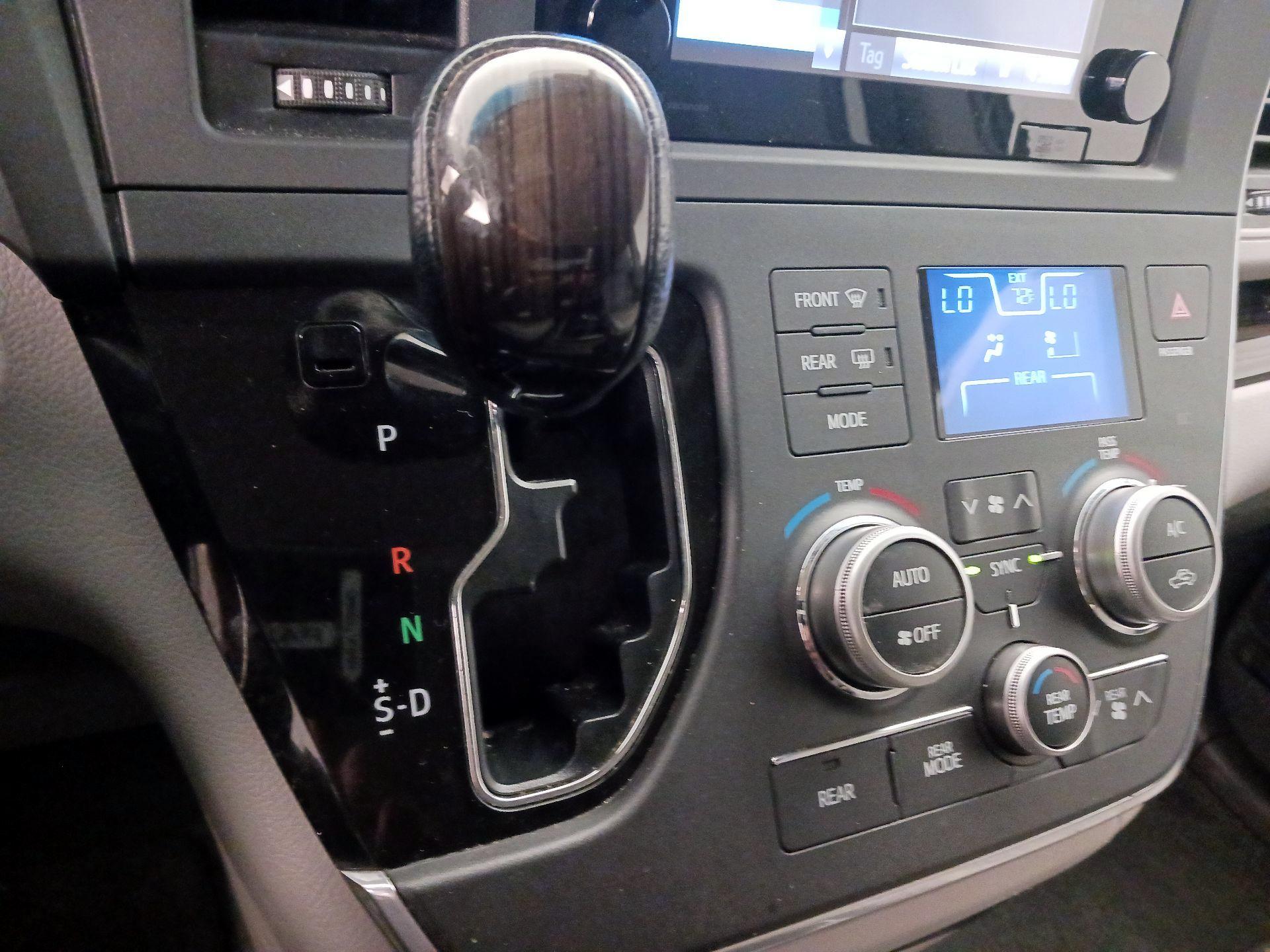 Thumbnail: 2015 Toyota Sienna - 17