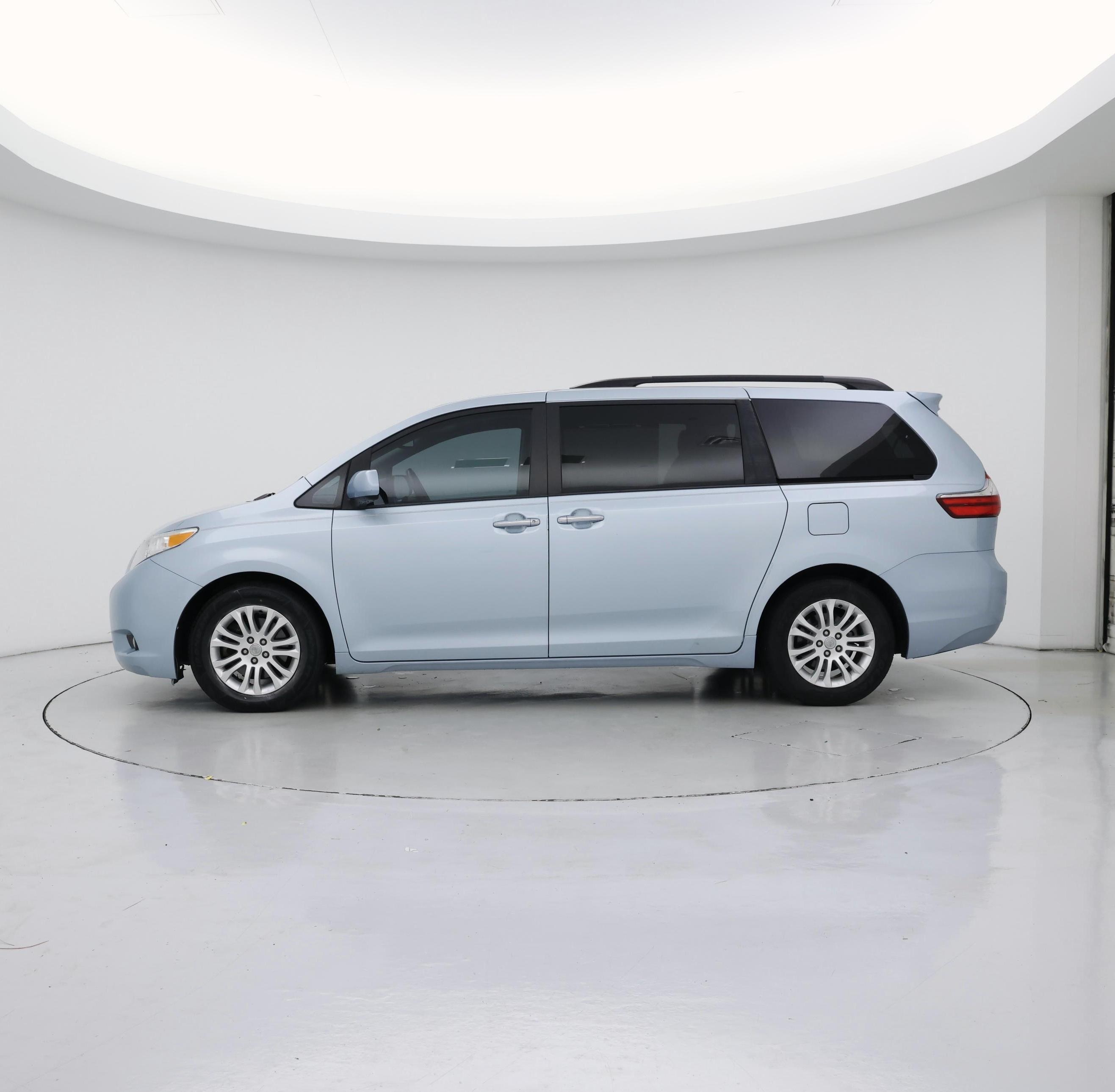 Thumbnail: 2015 Toyota Sienna - 3