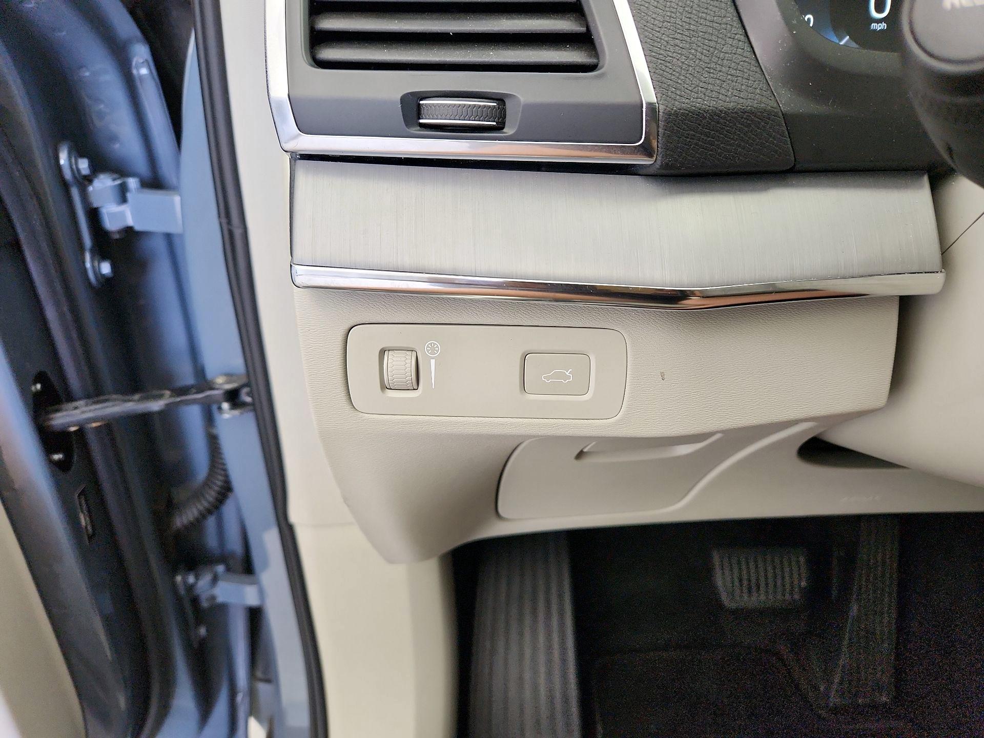 Thumbnail: 2022 Volvo XC90 - 13