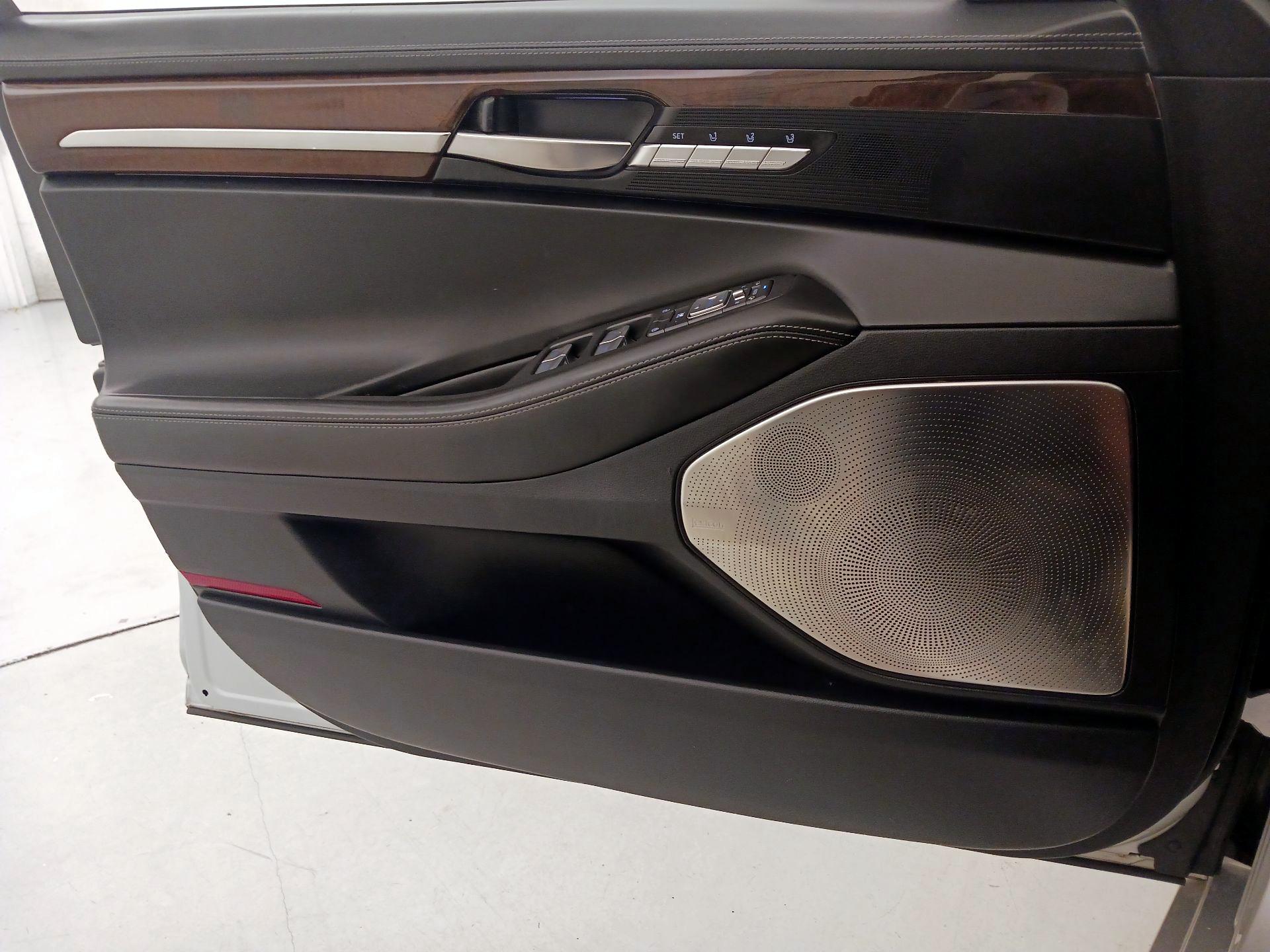 Thumbnail: 2017 Genesis G90 - 12