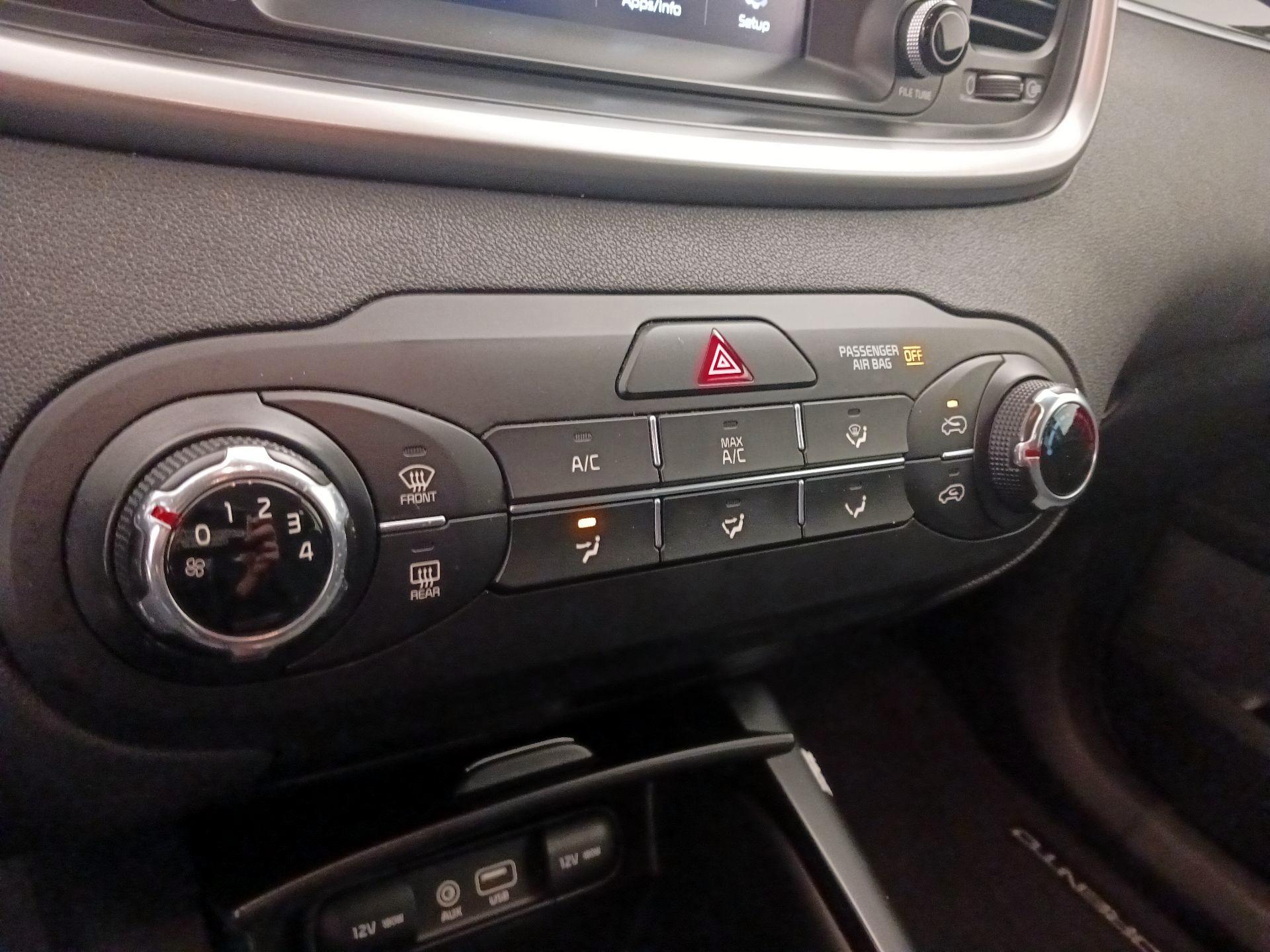 Thumbnail: 2019 Kia Sorento - 16