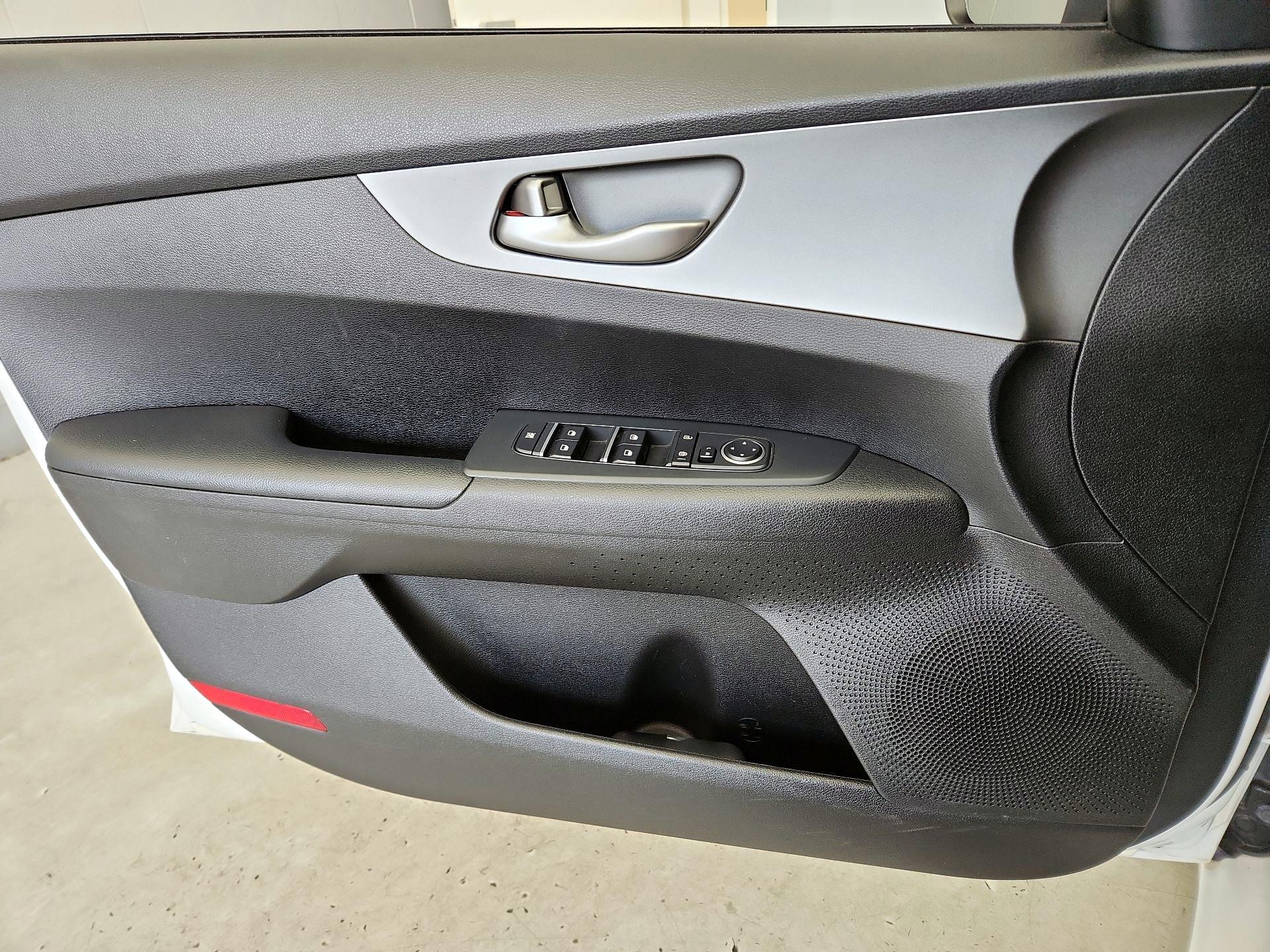 Thumbnail: 2019 Kia Forte - 12