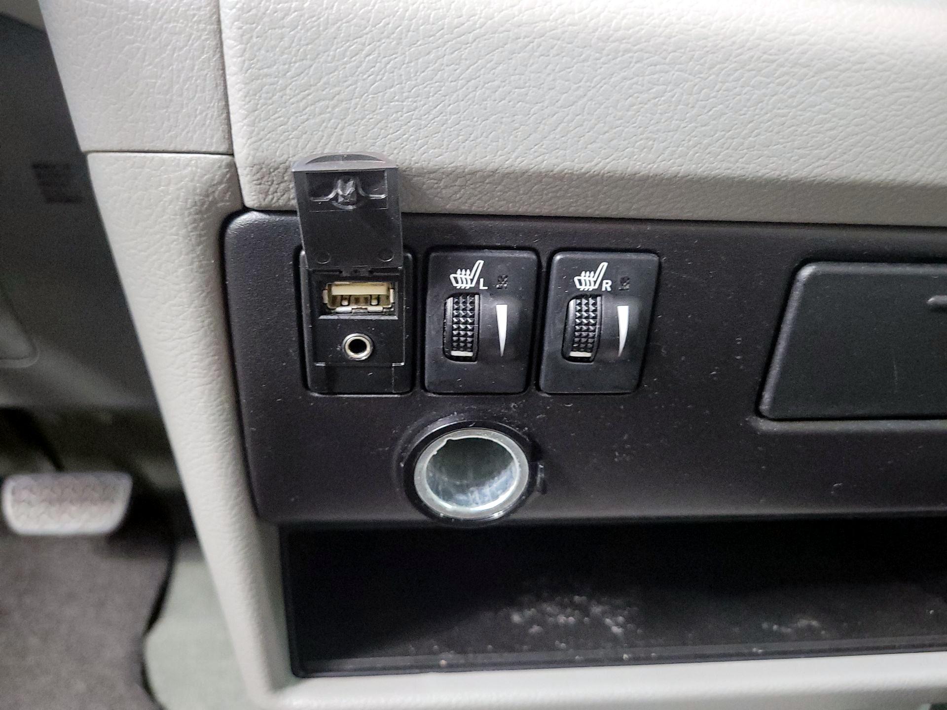 Thumbnail: 2015 Toyota Sienna - 17