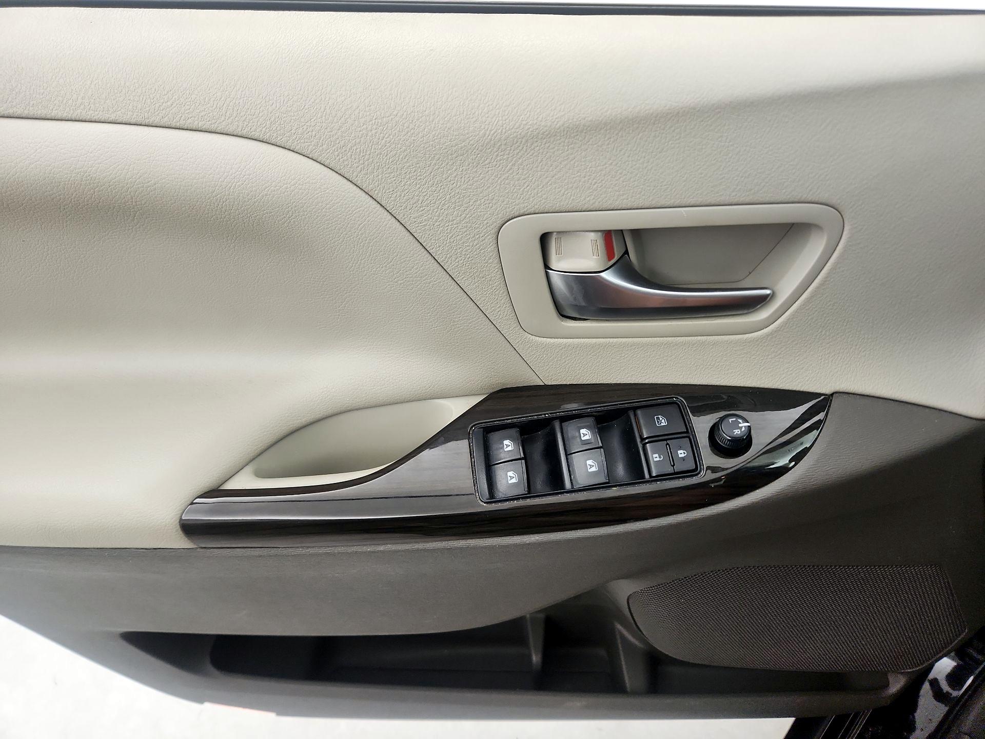 Thumbnail: 2015 Toyota Sienna - 12