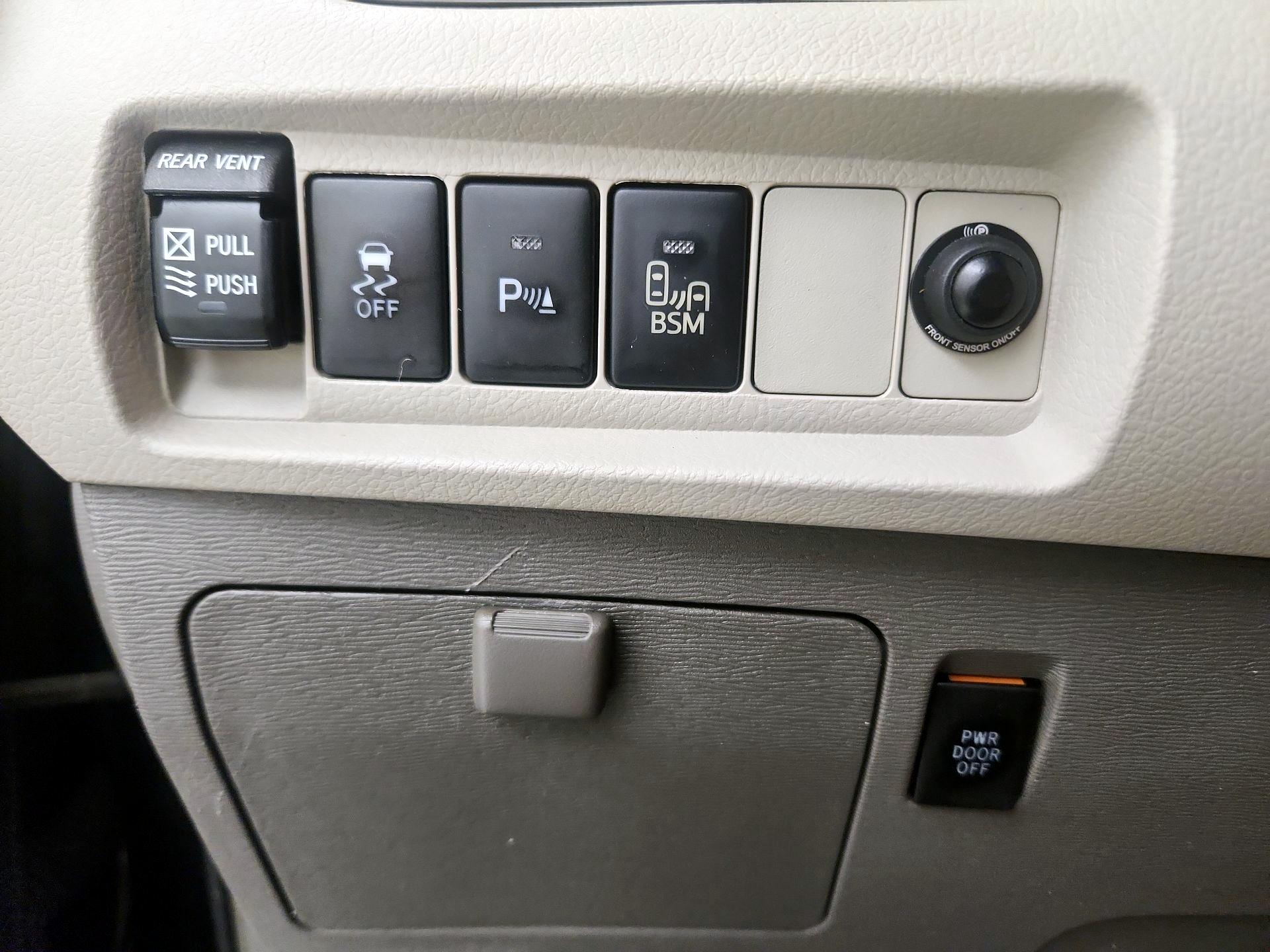 Thumbnail: 2015 Toyota Sienna - 13