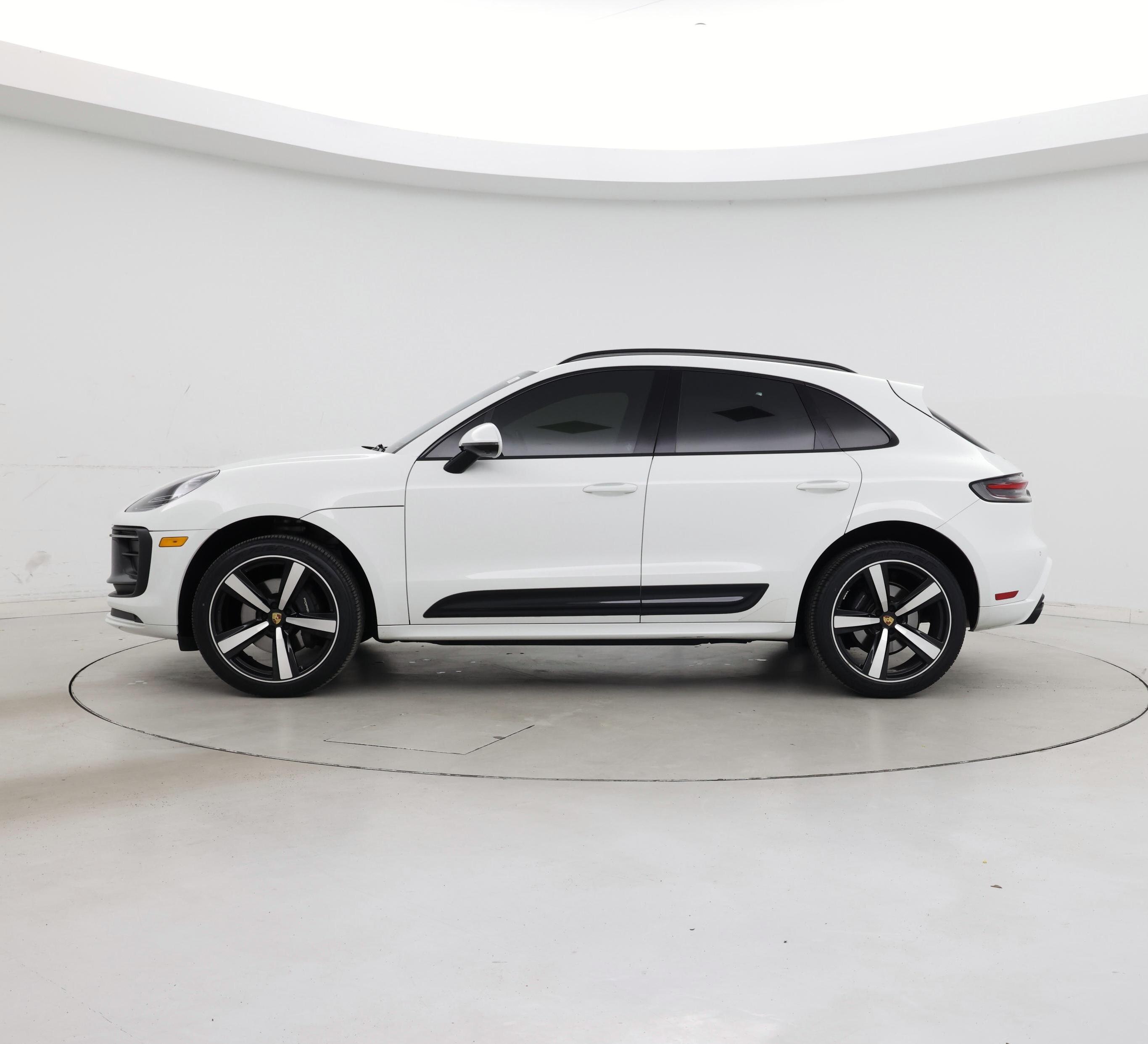 Thumbnail: 2023 Porsche Macan - 3