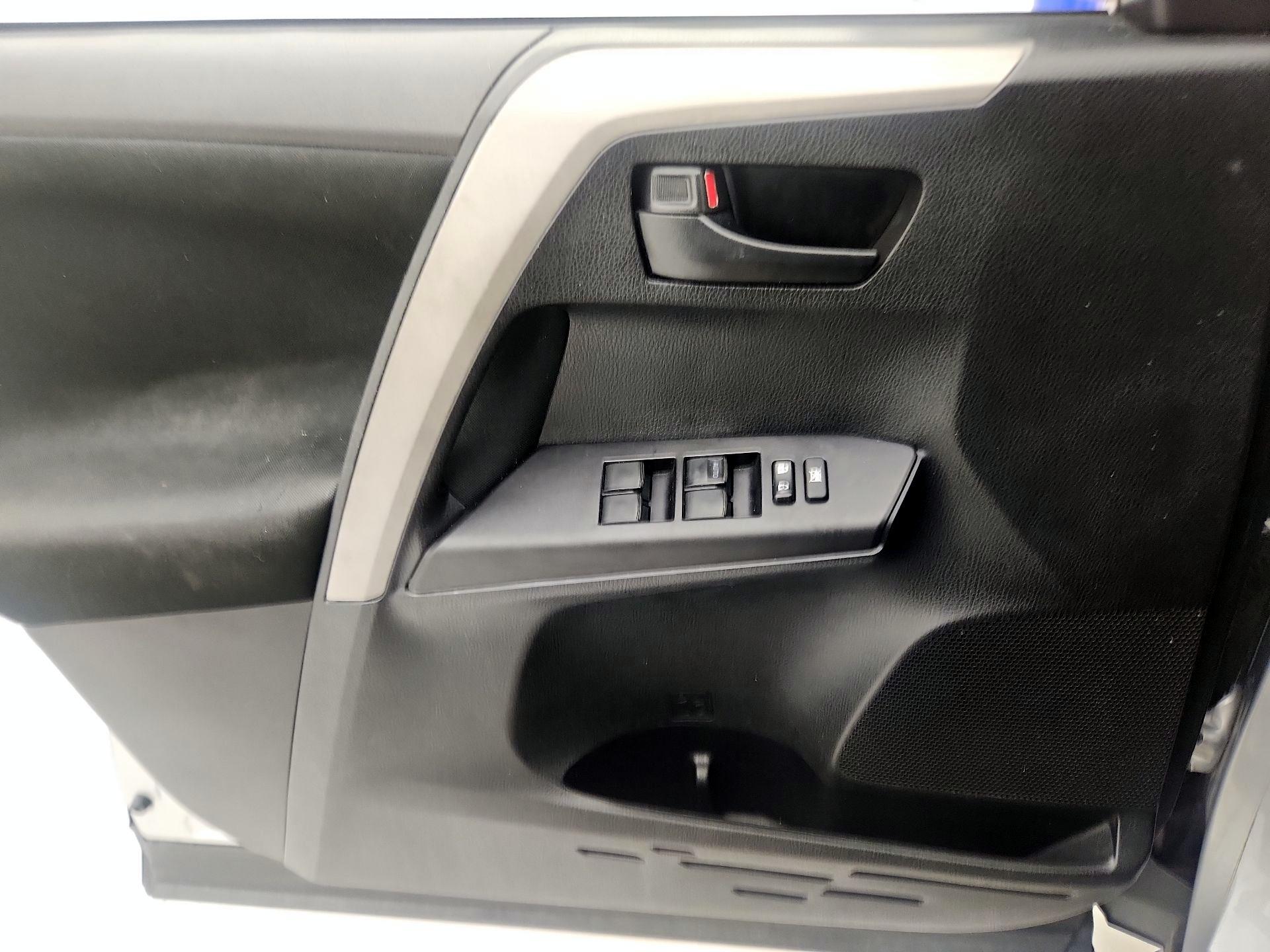 Thumbnail: 2018 Toyota RAV4 - 12