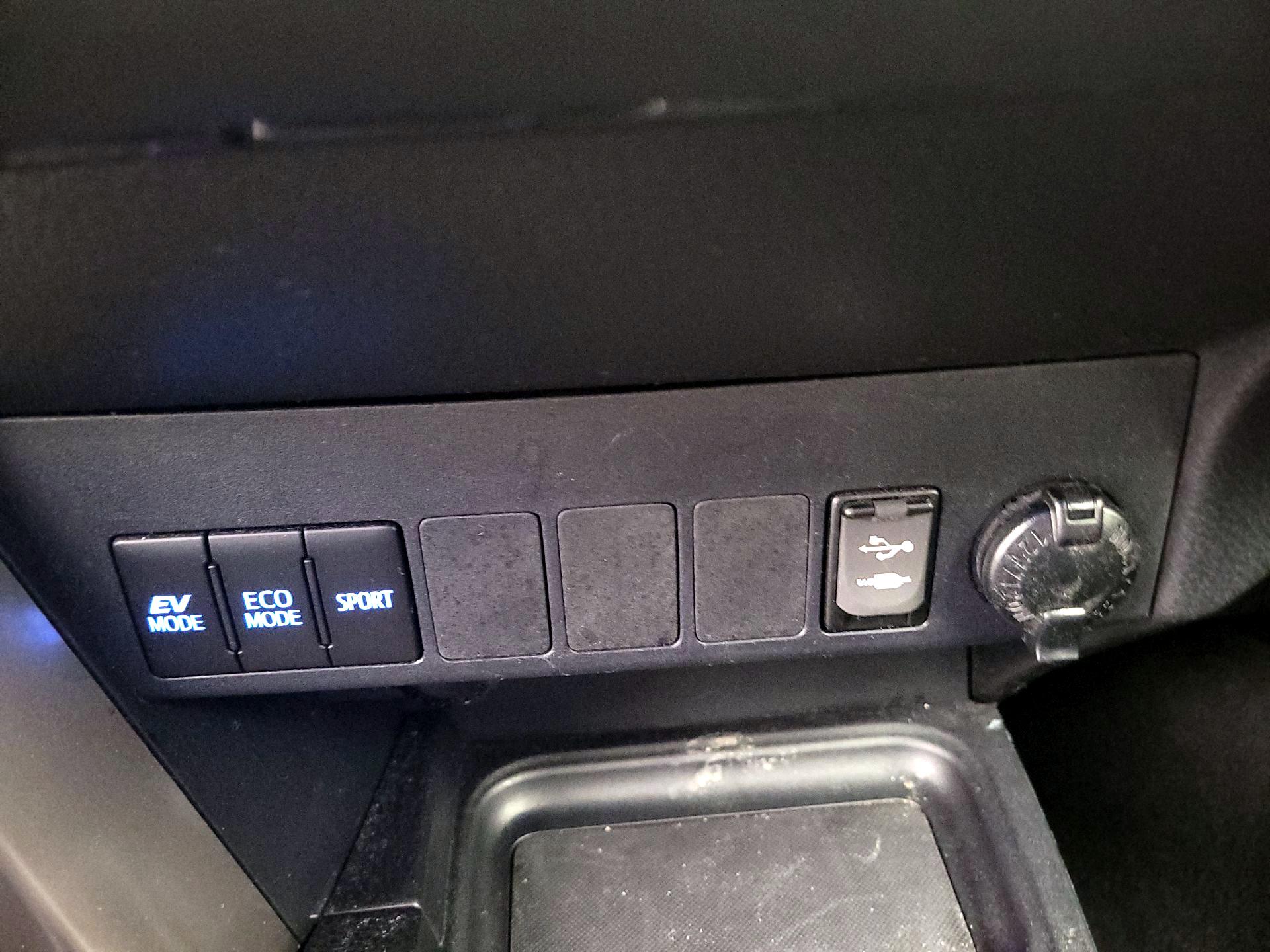Thumbnail: 2018 Toyota RAV4 - 17