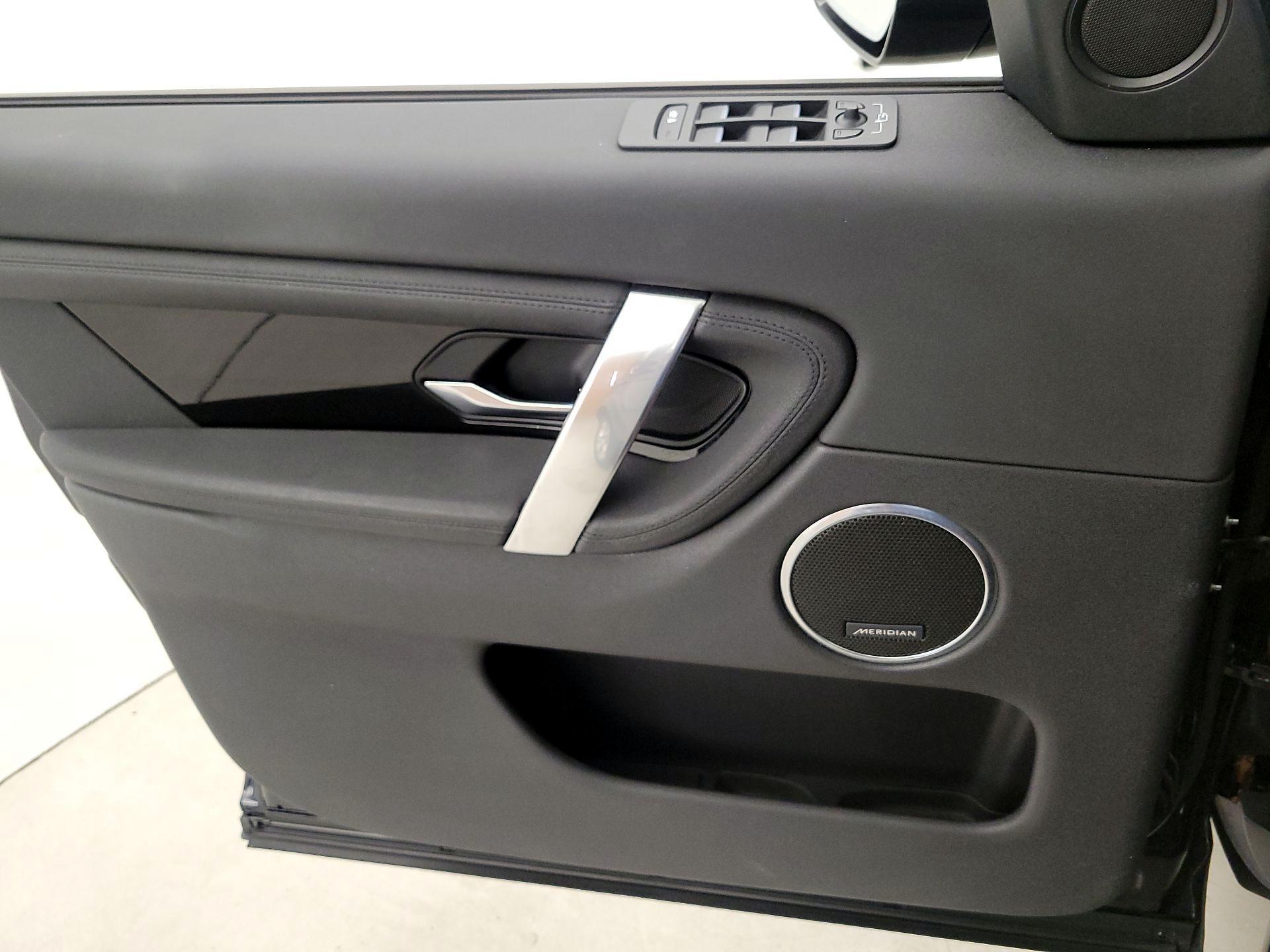 Thumbnail: 2020 Land Rover Discovery Sport - 12