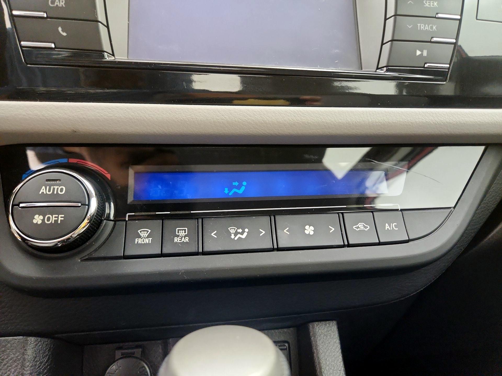 Thumbnail: 2015 Toyota Corolla - 16