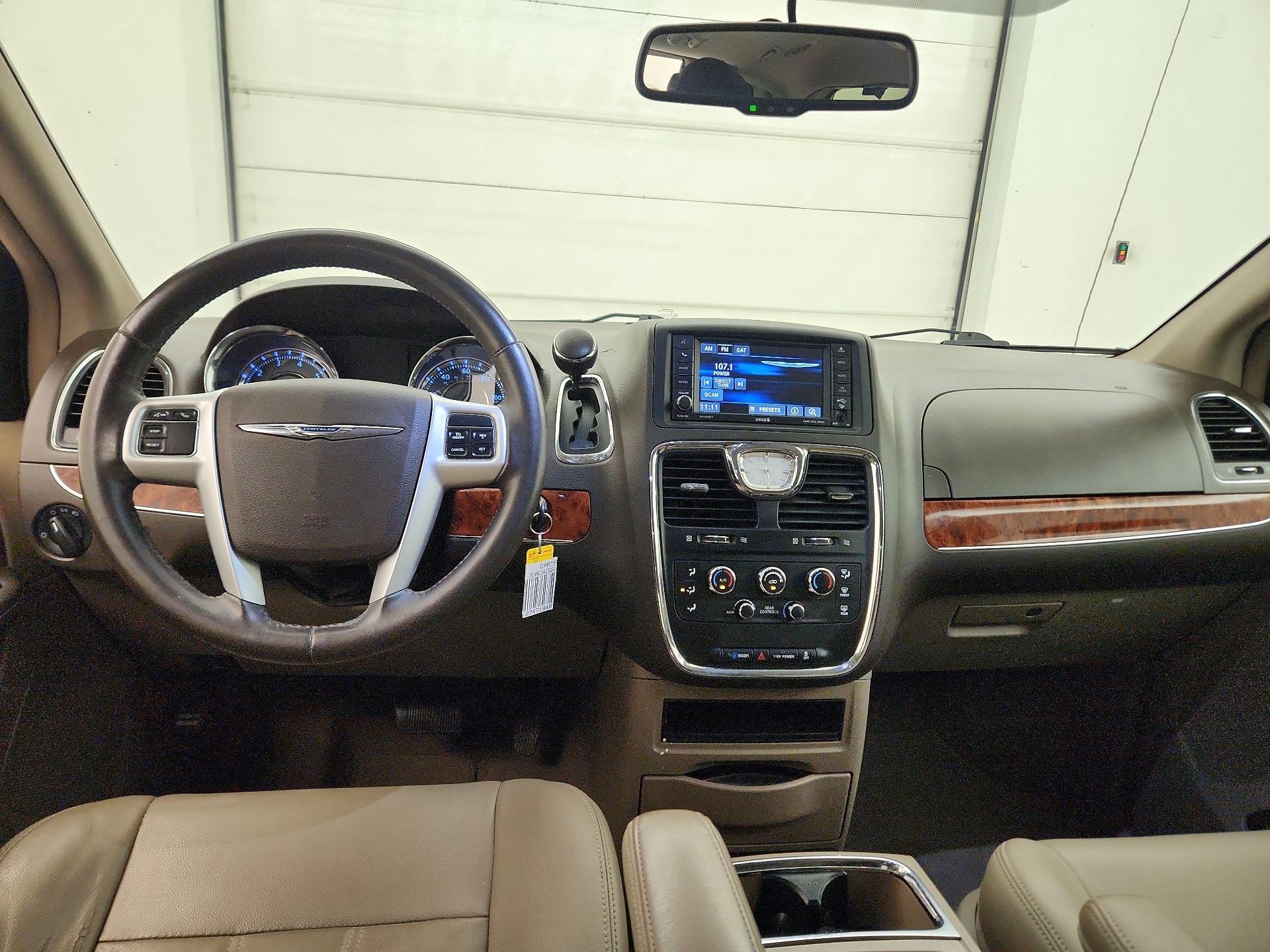 Thumbnail: 2016 Chrysler Town & Country - 9