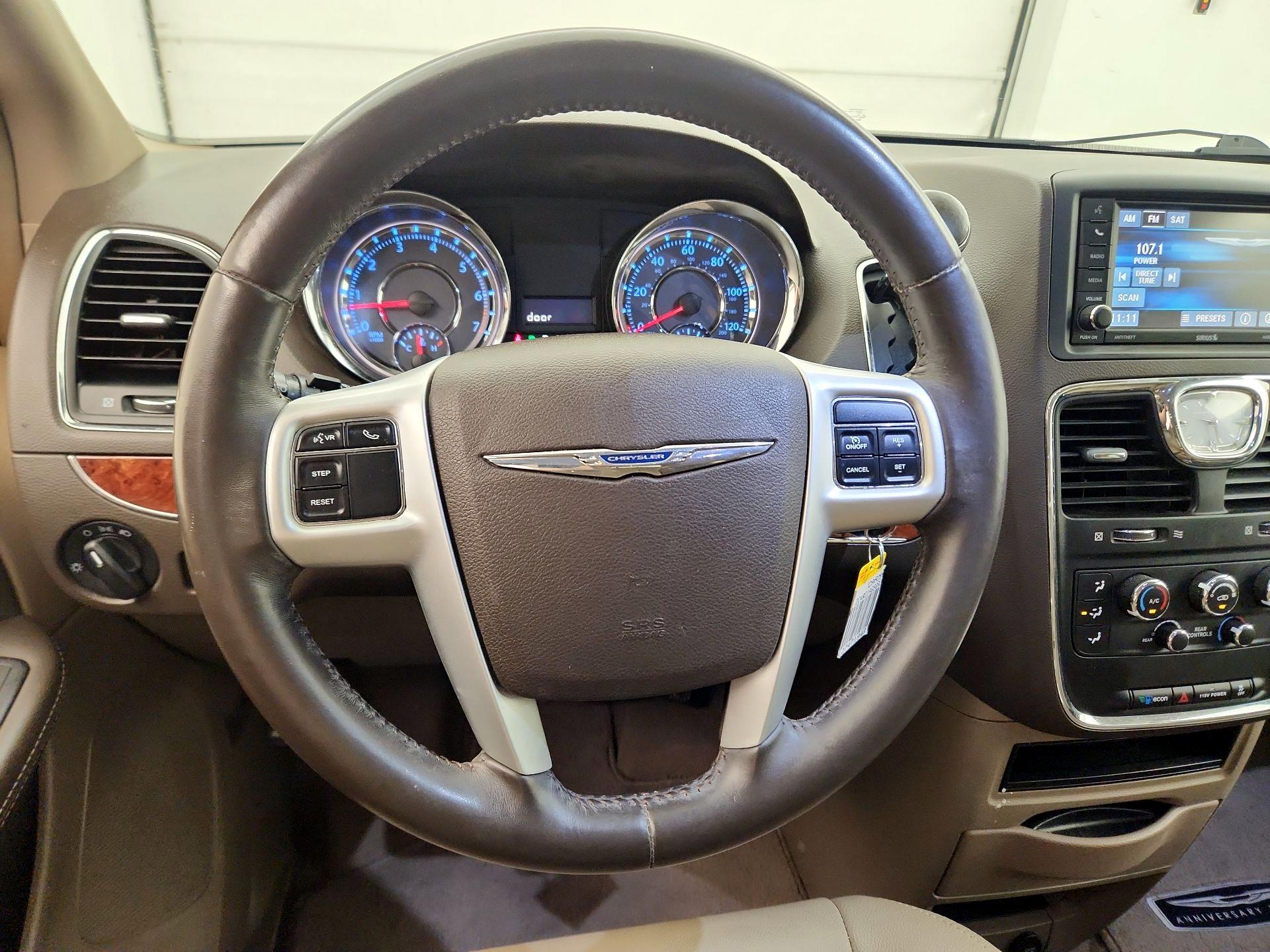 Thumbnail: 2016 Chrysler Town & Country - 10