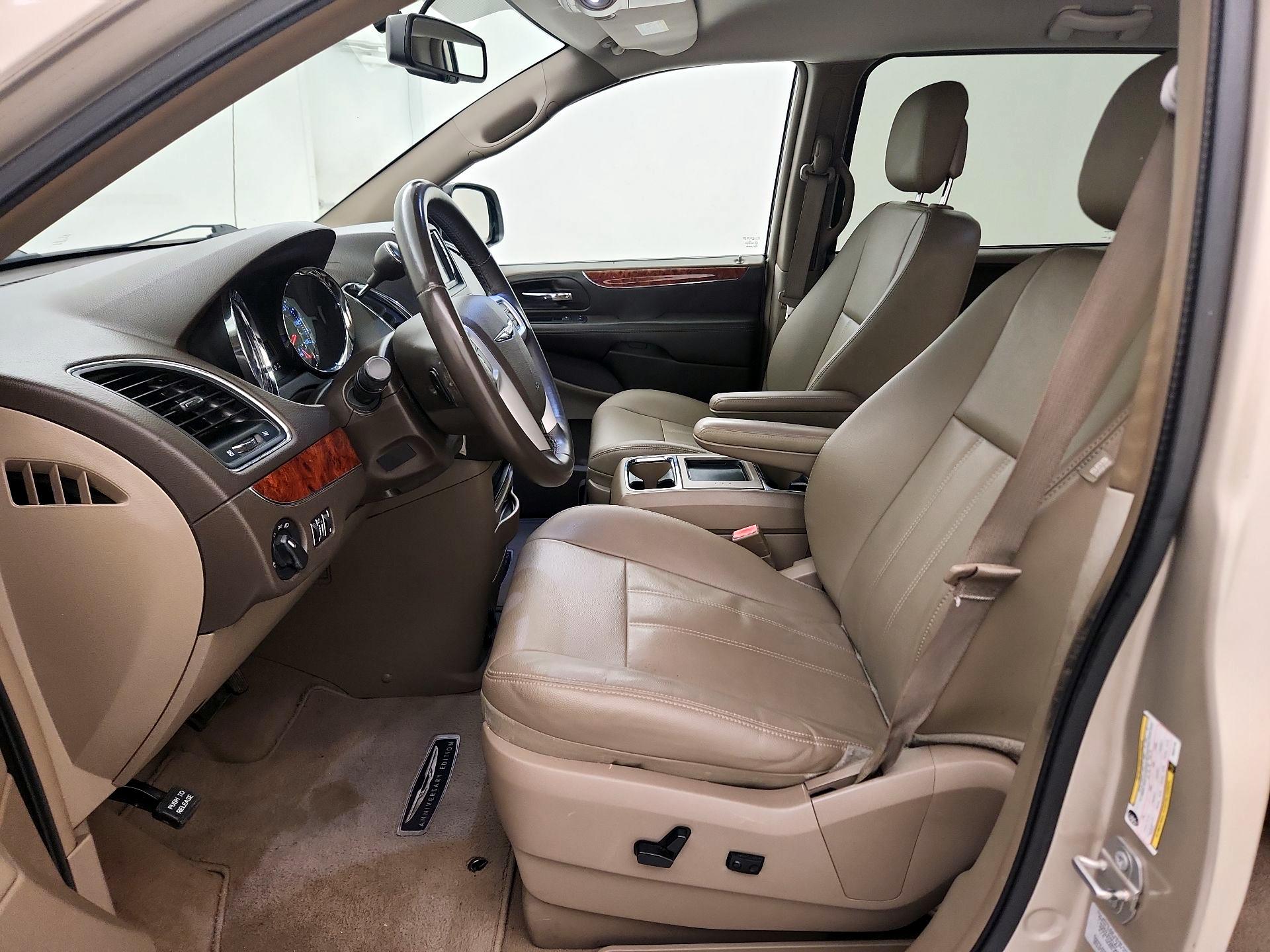 Thumbnail: 2016 Chrysler Town & Country - 11
