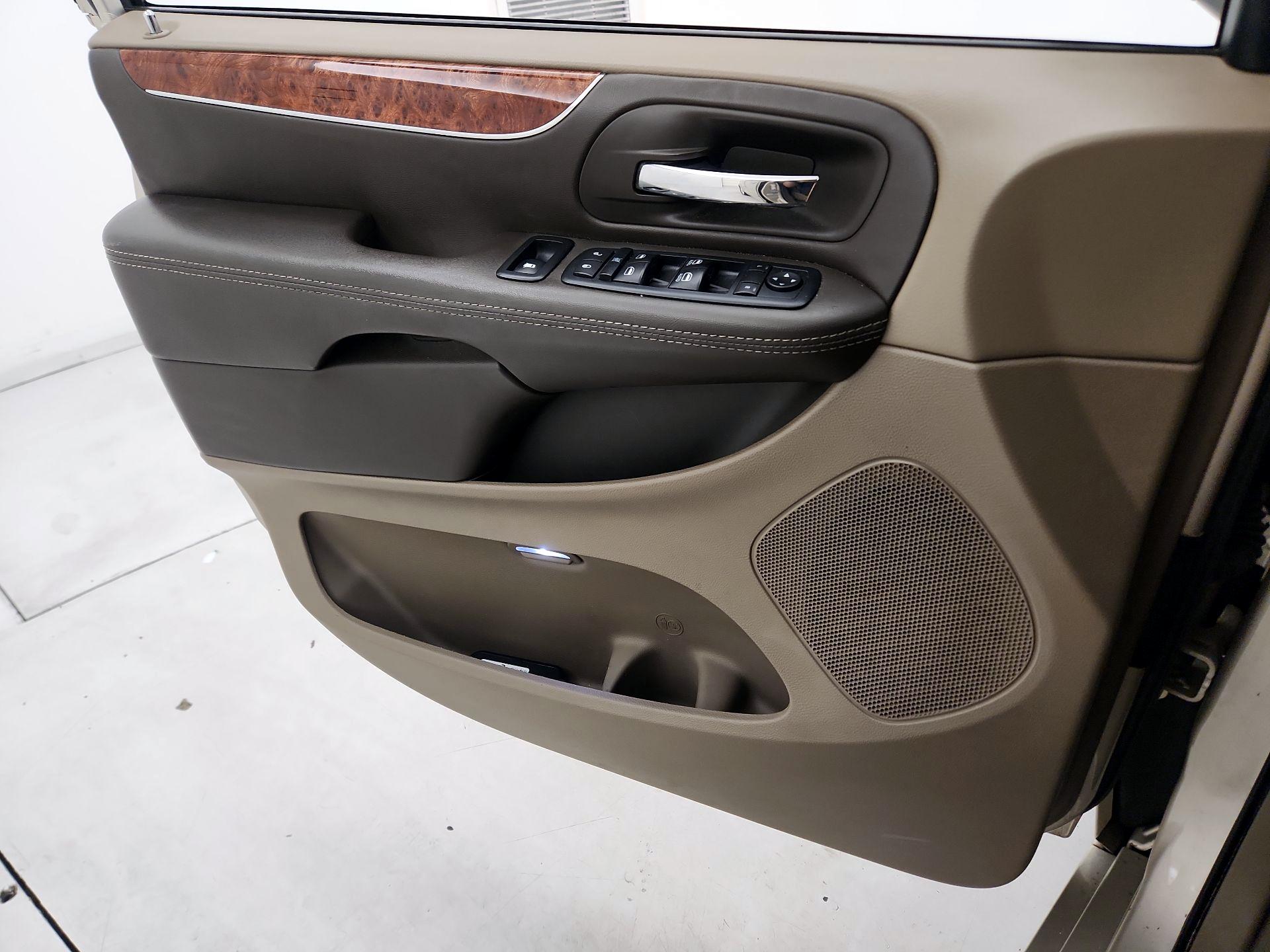 Thumbnail: 2016 Chrysler Town & Country - 12