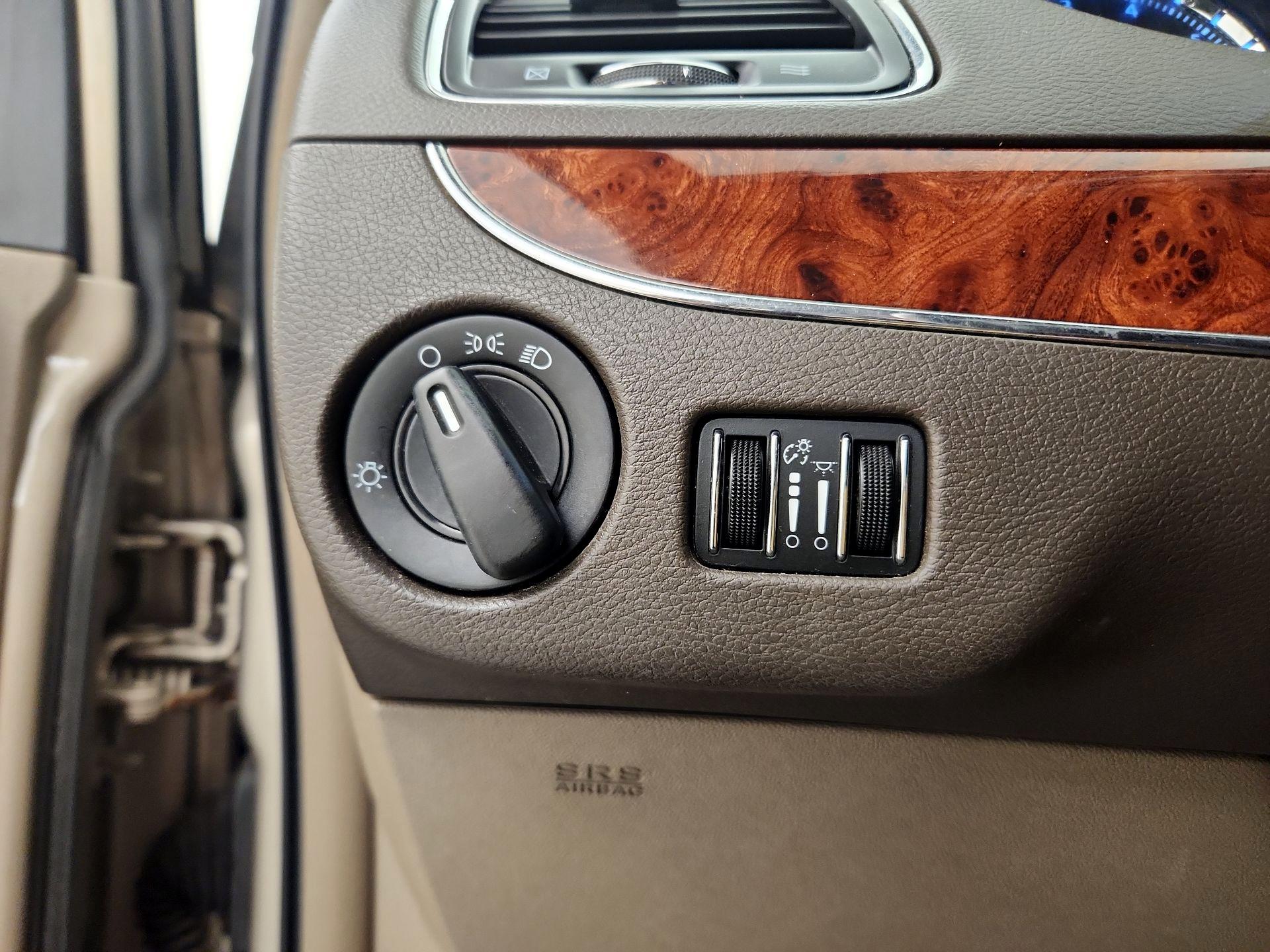 Thumbnail: 2016 Chrysler Town & Country - 13