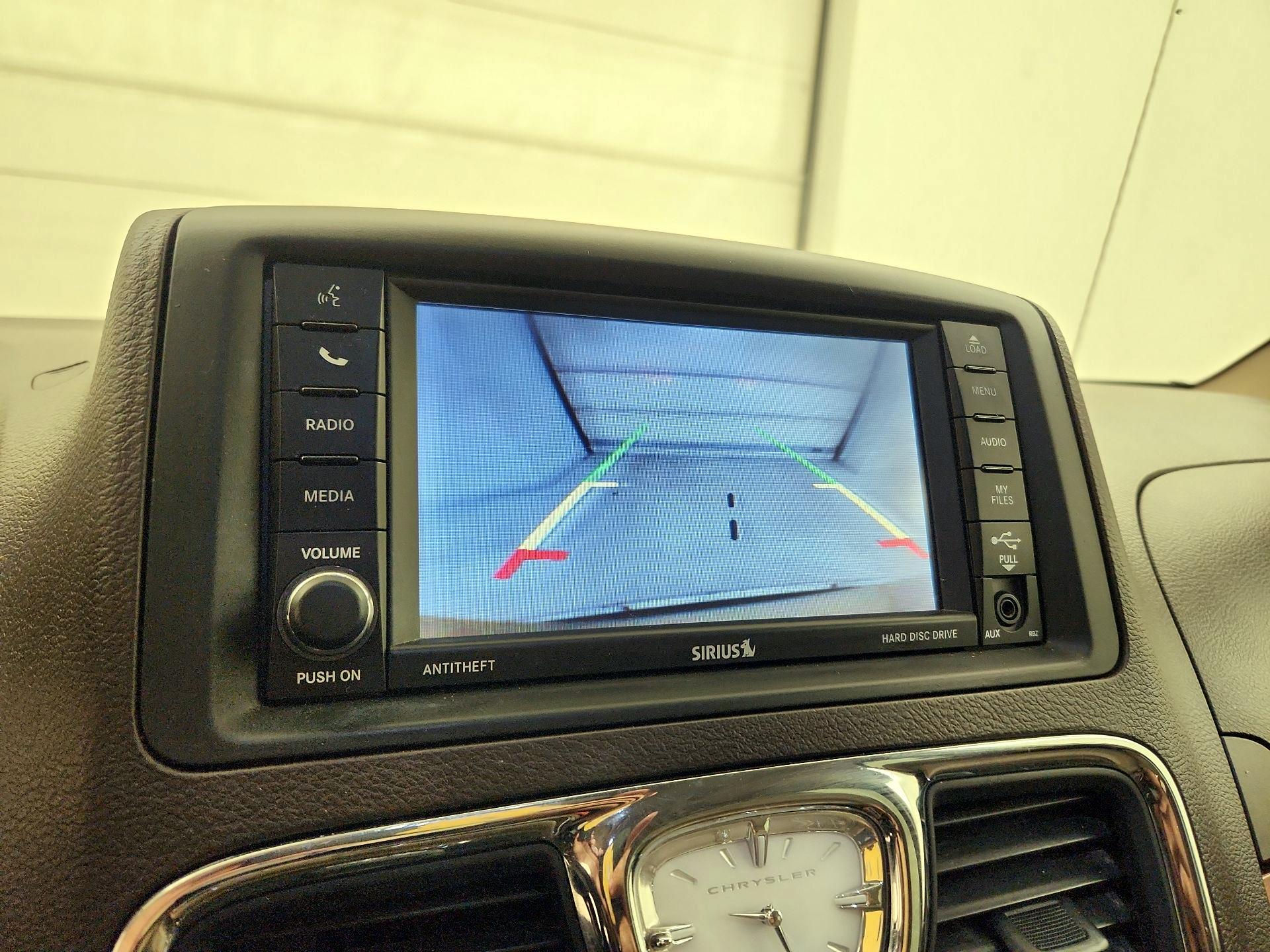 Thumbnail: 2016 Chrysler Town & Country - 14