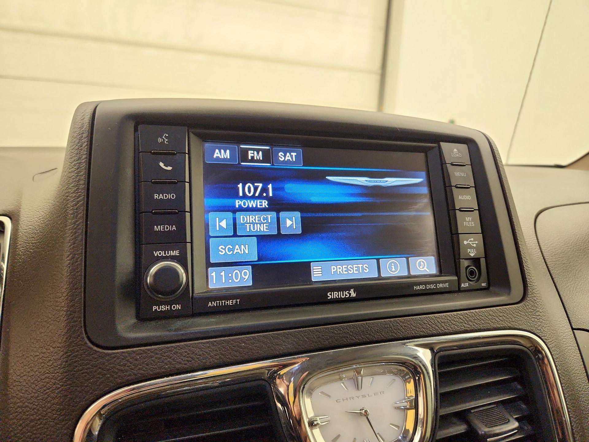 Thumbnail: 2016 Chrysler Town & Country - 15