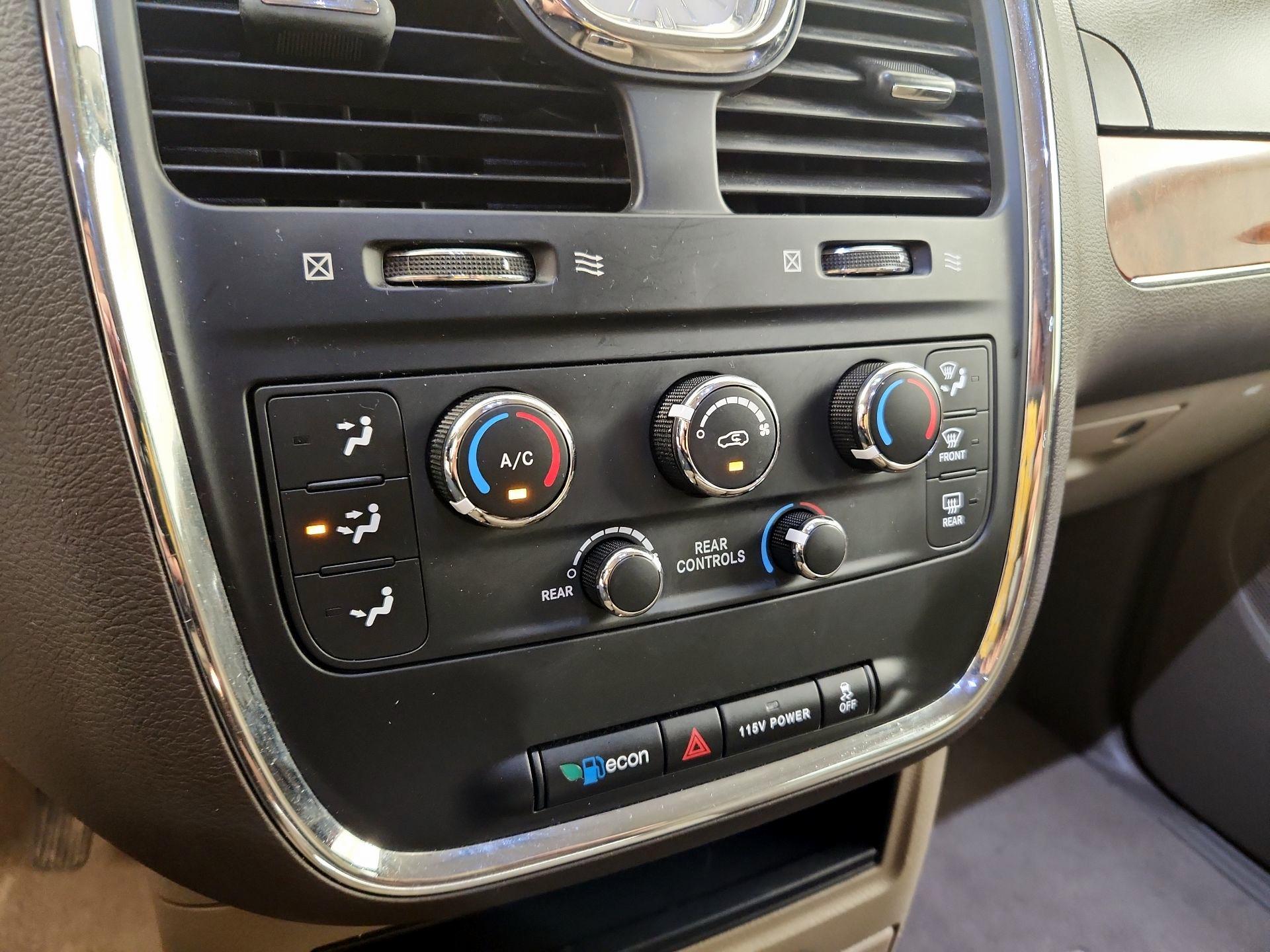 Thumbnail: 2016 Chrysler Town & Country - 16