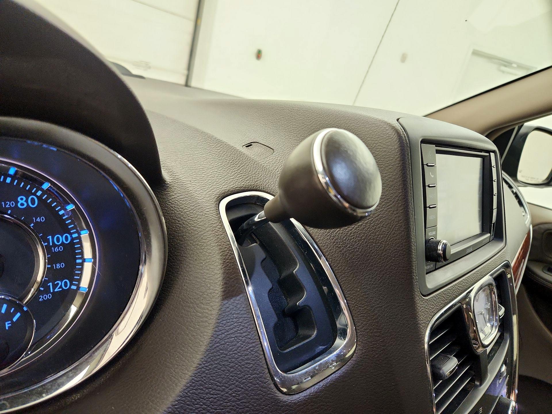 Thumbnail: 2016 Chrysler Town & Country - 17