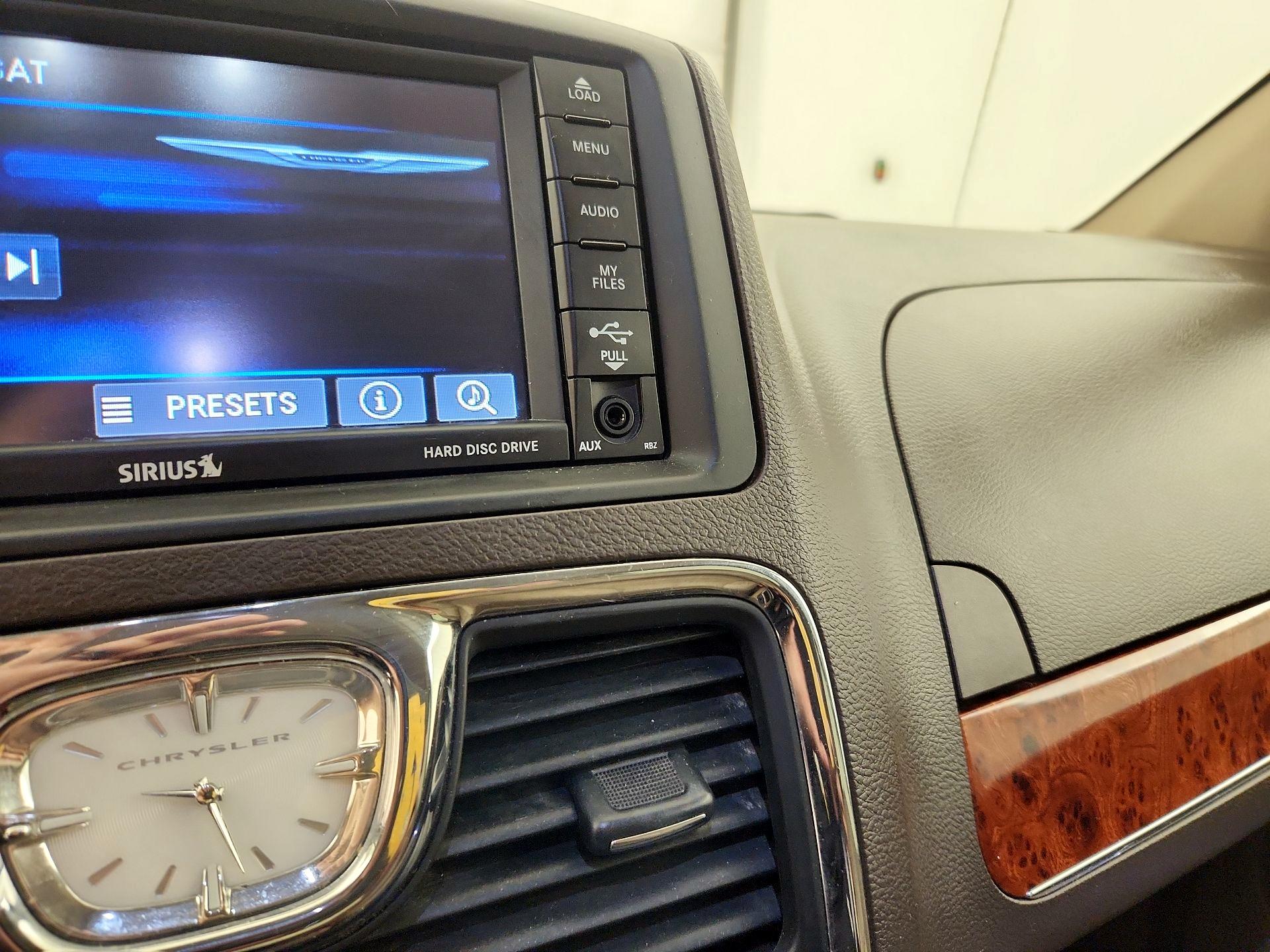 Thumbnail: 2016 Chrysler Town & Country - 18