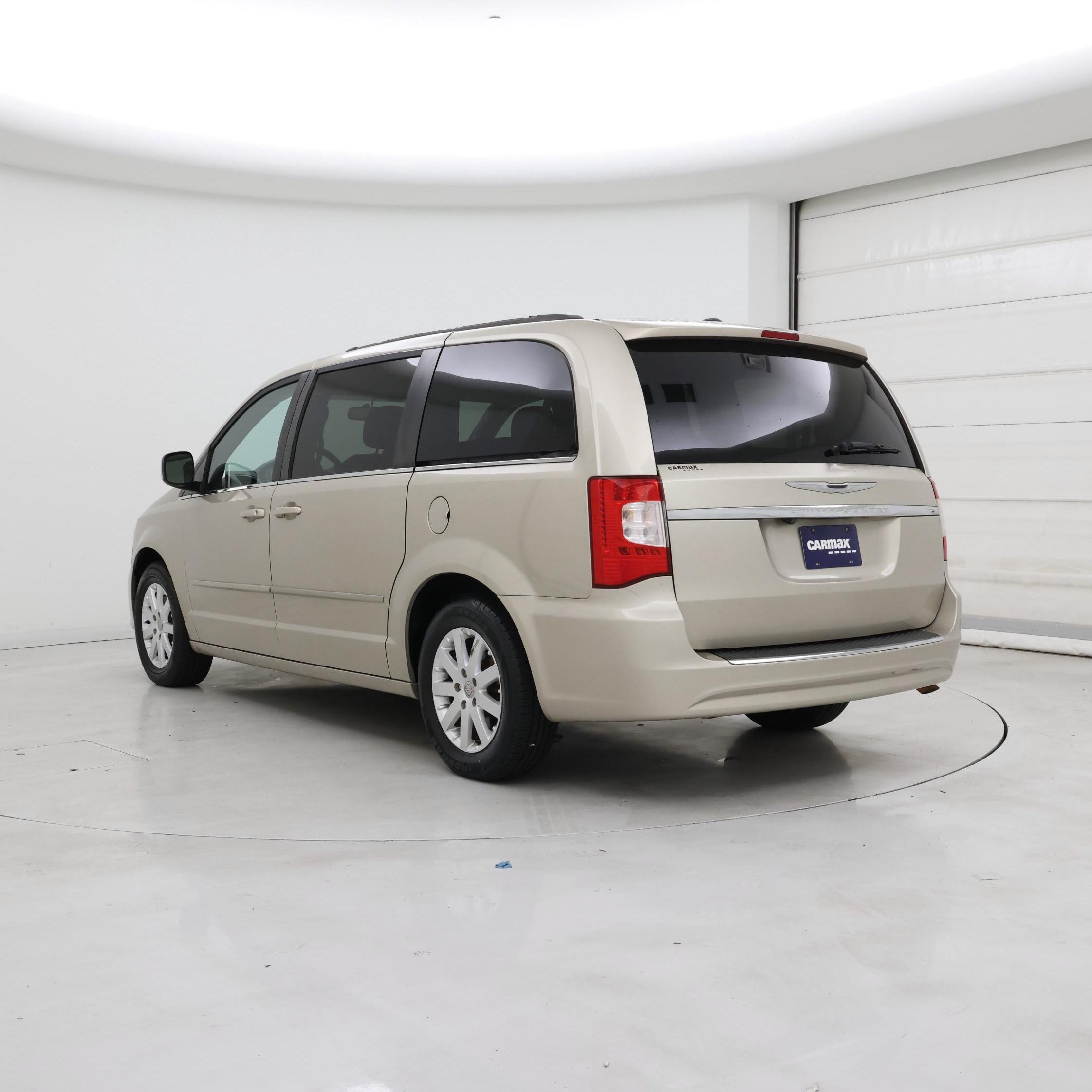 Thumbnail: 2016 Chrysler Town & Country - 2