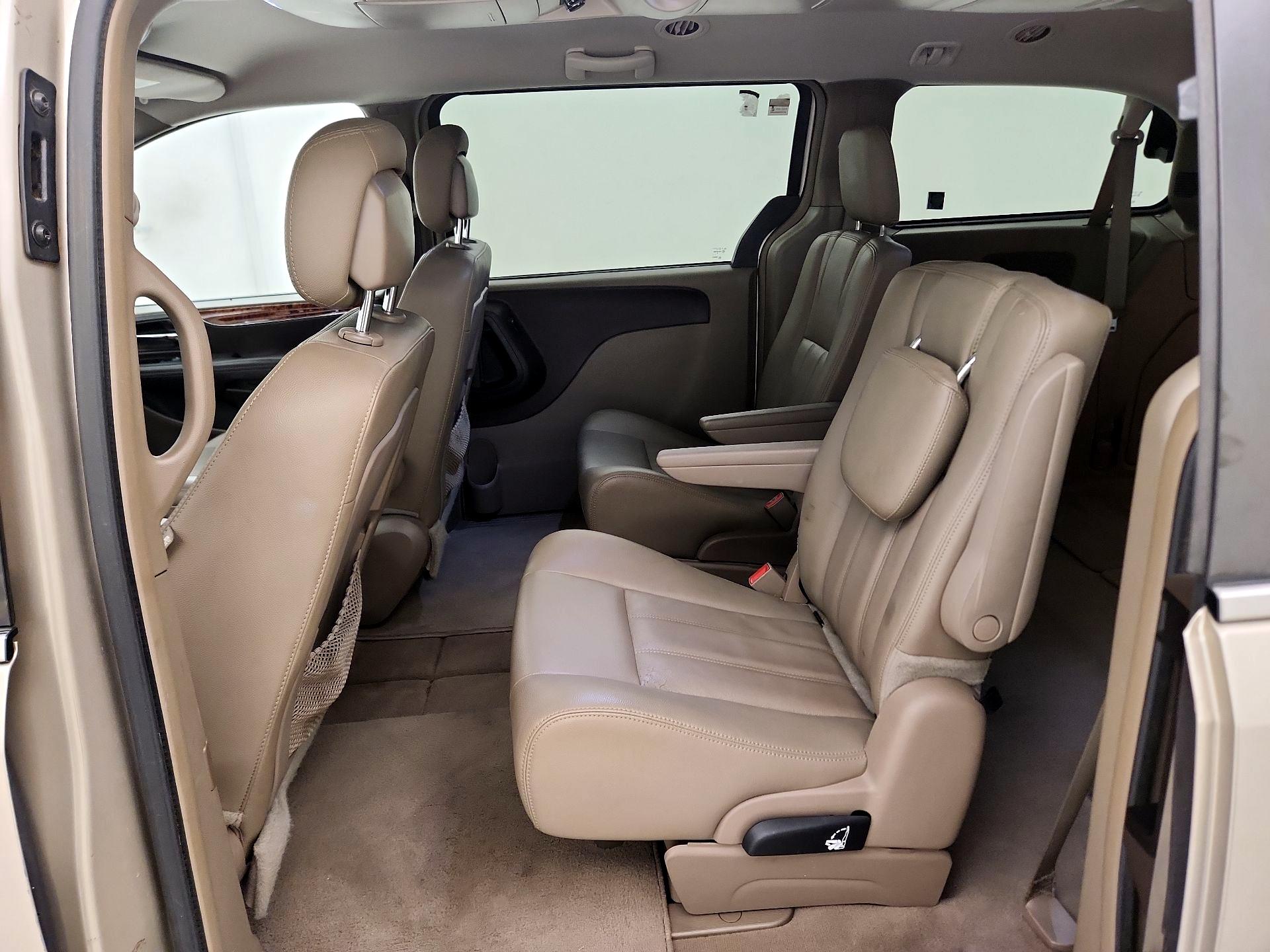 Thumbnail: 2016 Chrysler Town & Country - 19