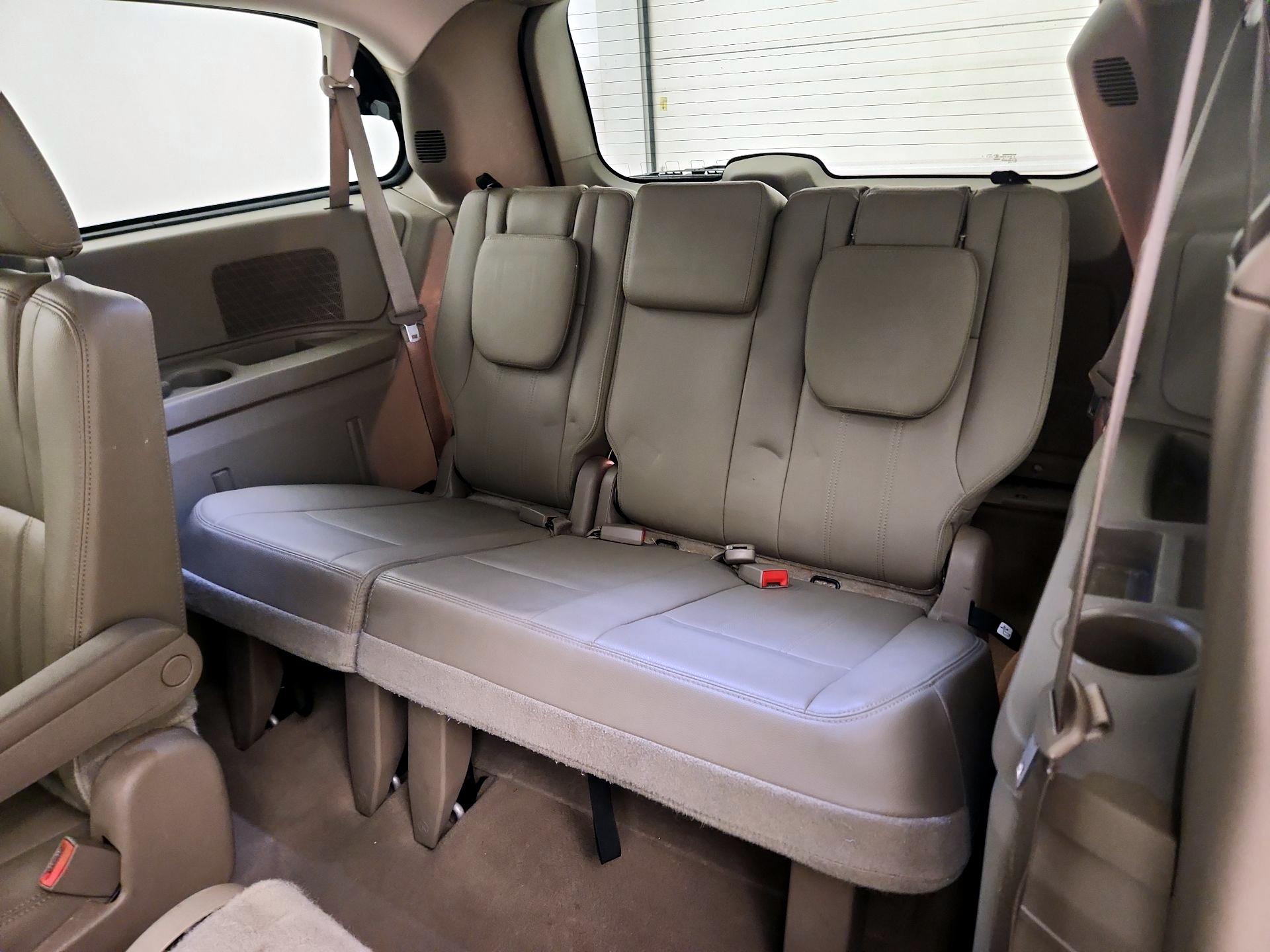 Thumbnail: 2016 Chrysler Town & Country - 20