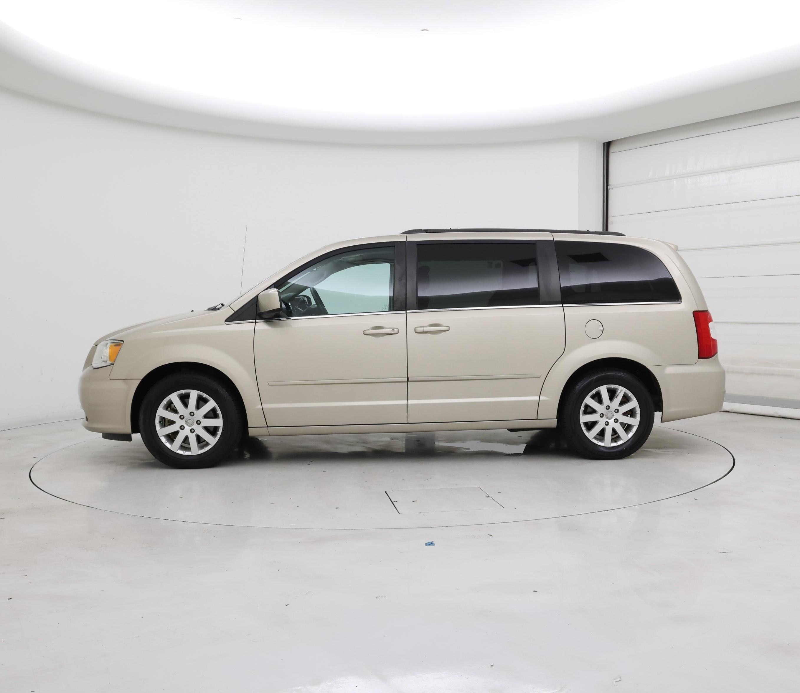 Thumbnail: 2016 Chrysler Town & Country - 3